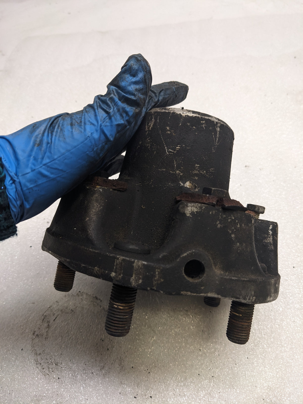 PORSCHE 95134160500 FRONT WHEEL HUB FOR 1983-1986 944 USED PG2
