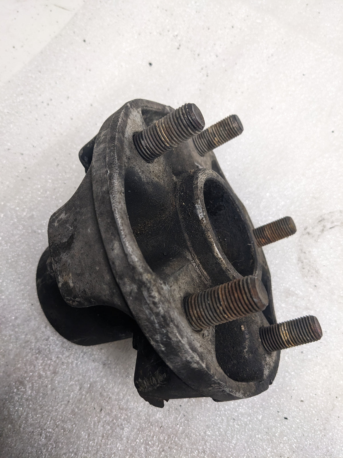 PORSCHE 95134160500 FRONT WHEEL HUB FOR 1983-1986 944 USED PG2