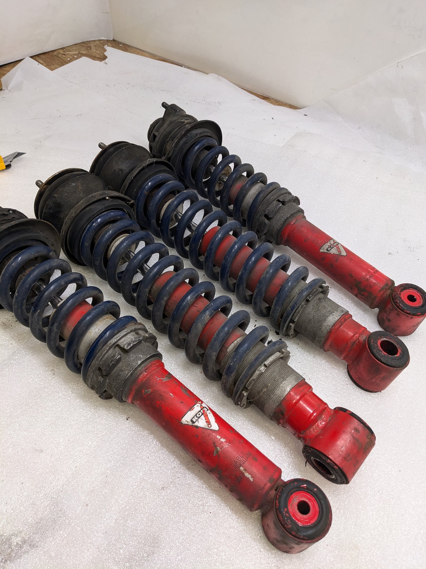 KONI 8240-1085 SUSPENSION SHOCK ABSORBER FOR 1978-1995 PORSCHE 928 SET OF 4 USED R10