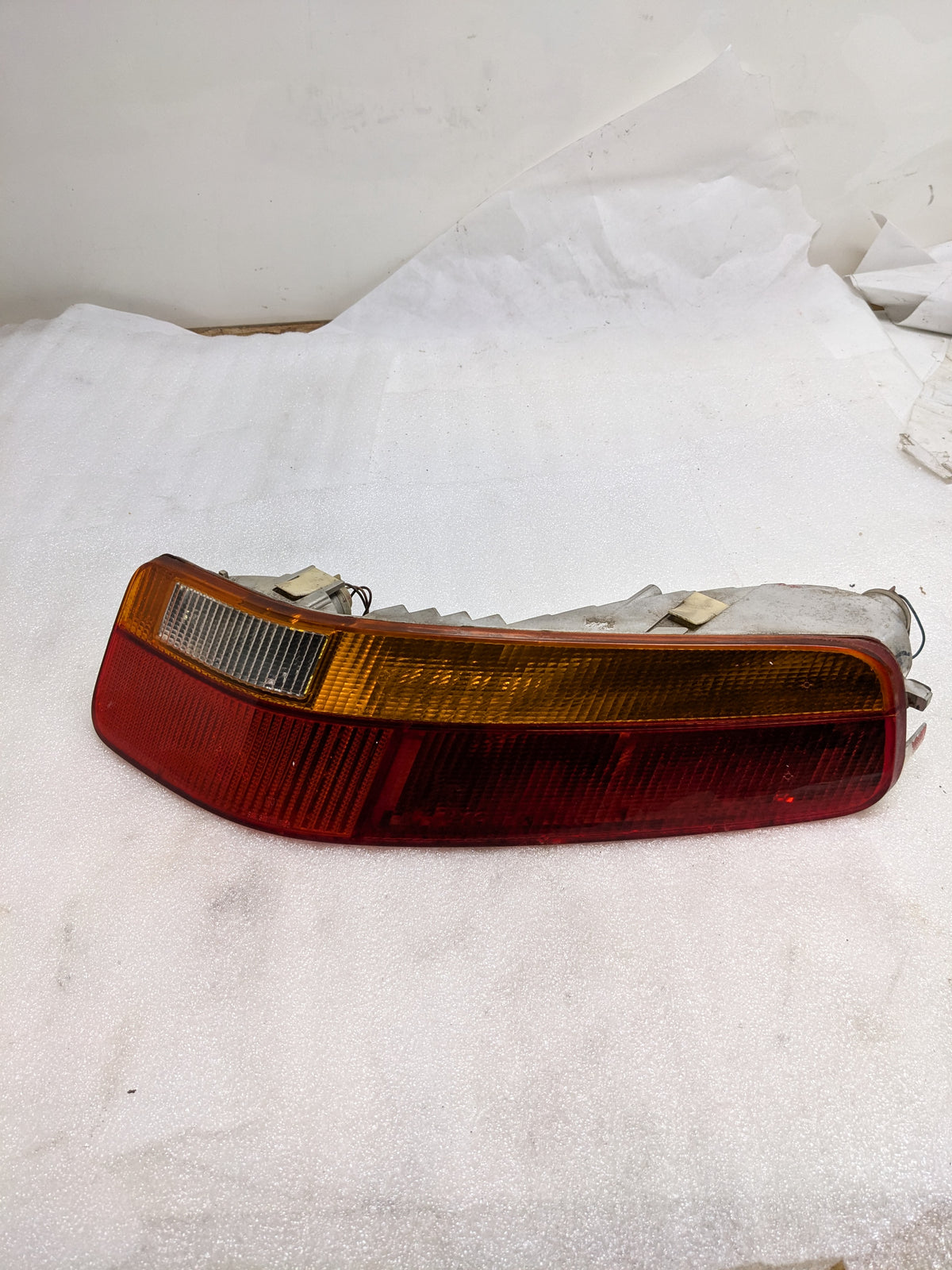 PORSCHE 92863148401 LENS AND HOUSING ASSEMBLY FOR 1987-1995 928 USED R11