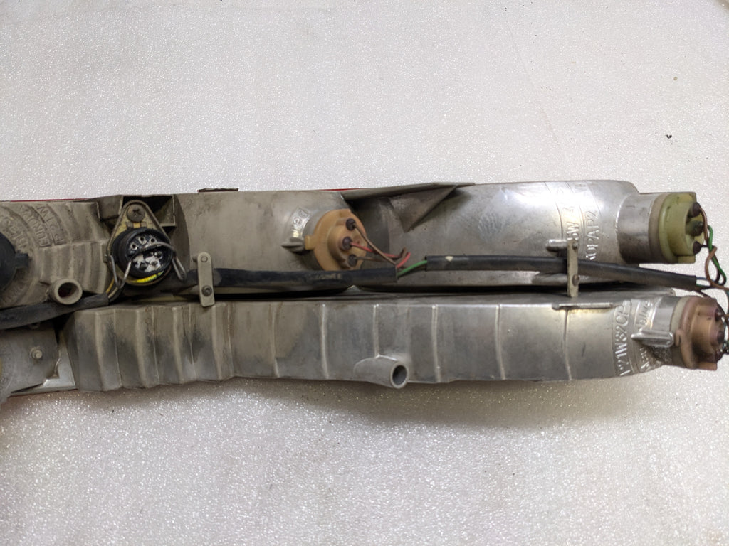 PORSCHE 92863148401 LENS AND HOUSING ASSEMBLY FOR 1987-1995 928 USED R11