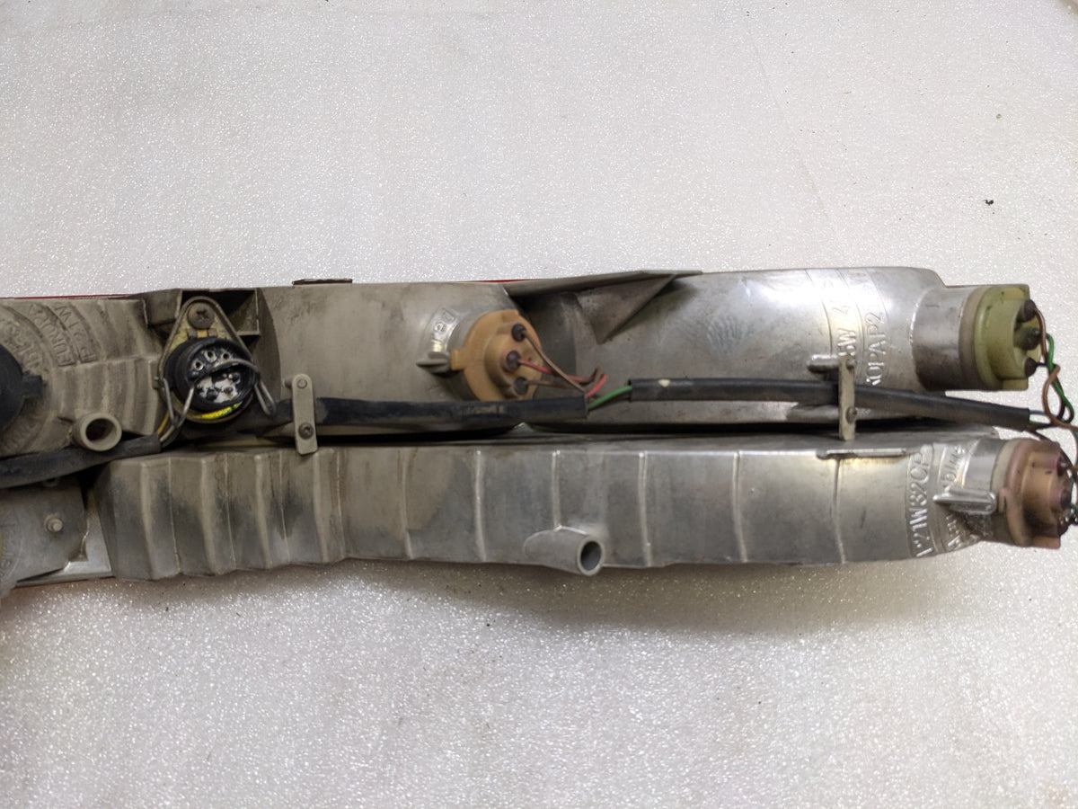 PORSCHE 92863148401 LENS AND HOUSING ASSEMBLY FOR 1987-1995 928 USED R11