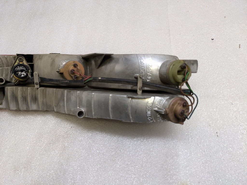 PORSCHE 92863148401 LENS AND HOUSING ASSEMBLY FOR 1987-1995 928 USED R11