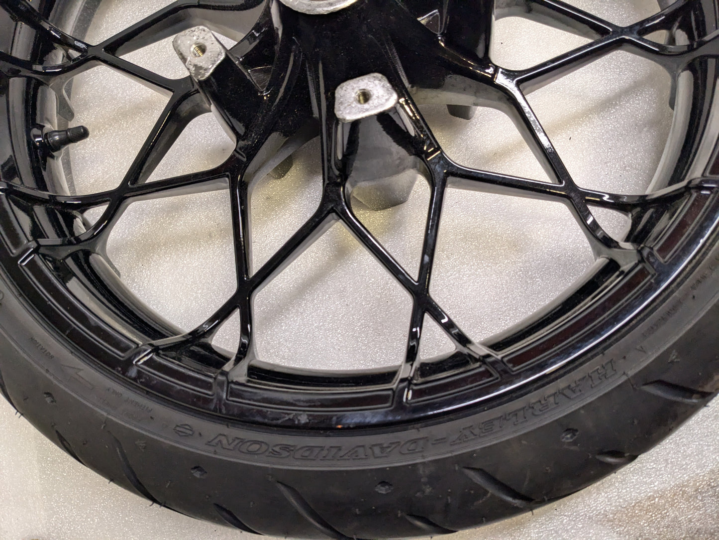 HARLEY DAVIDSON 43300673 H-D PRODIGY 19X3.5 INCHES FRONT WHEEL W/ DUNLOP 43100045 D408 130/60B19 FRONT TIRE NEW B2