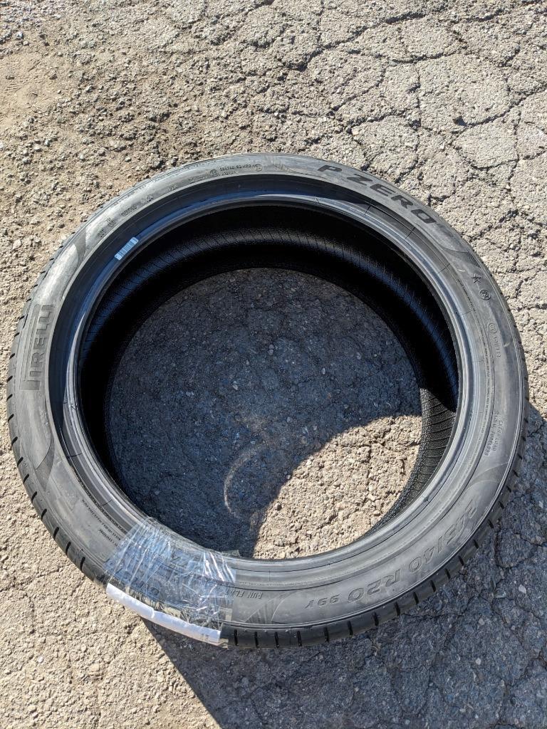 2 PIRELLI P ZERO PZ4 LUXURY (*) BMW RSC P 245 40 20 99Y XL TIRES 2979800