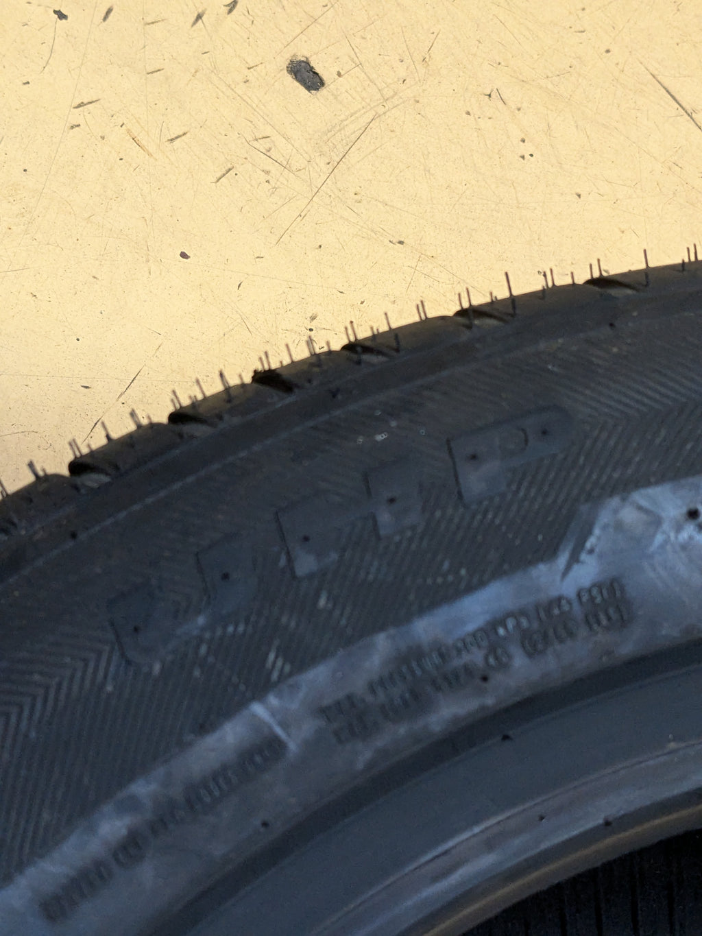 ACHILLES DESERT HAWK UHP P 285 50 20 112V SL UHP TIRE MAG285020