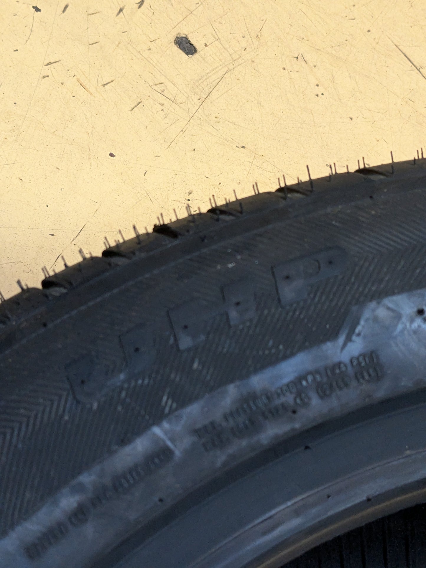 ACHILLES DESERT HAWK UHP P 285 50 20 112V SL UHP TIRE MAG285020