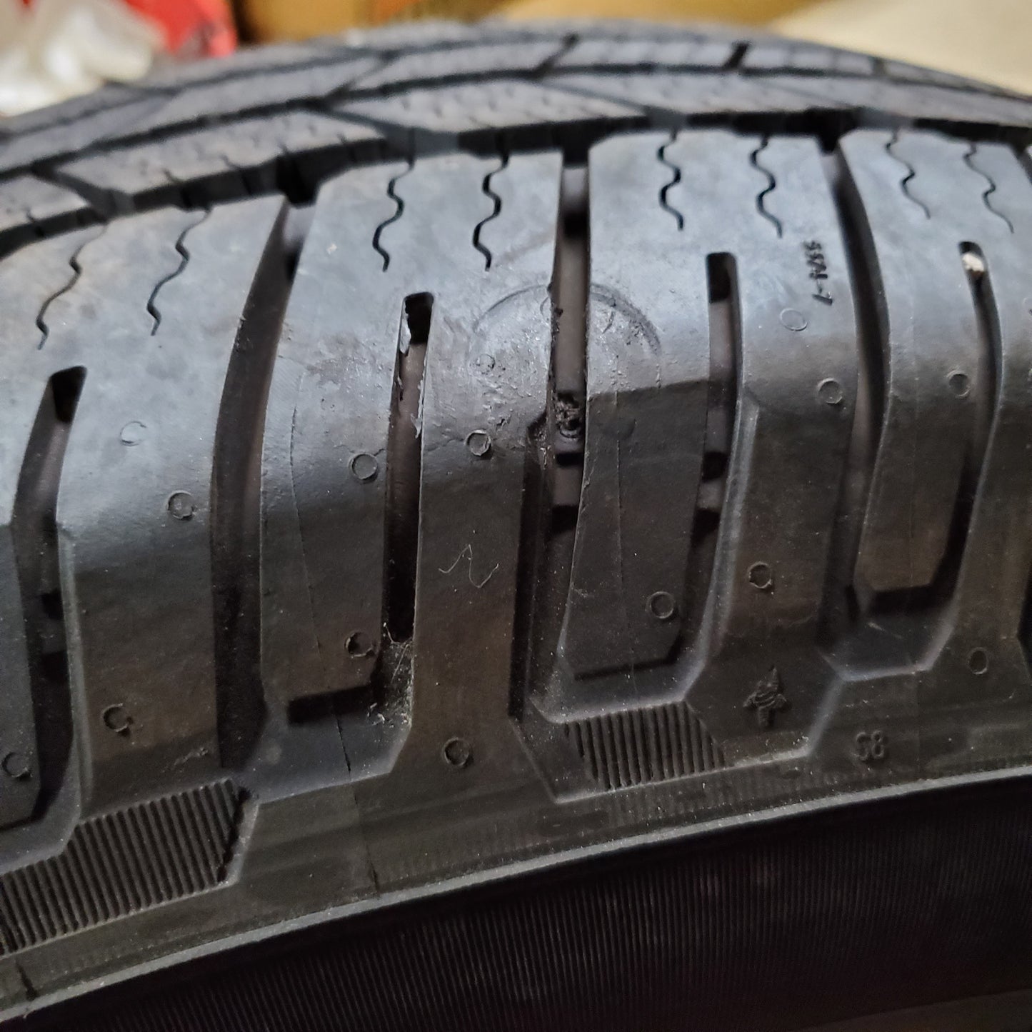 USED 12/32” 1 PATCH MICHELIN DEFENDER LTX M/S2 P 275 65 18 116T XL TIRE 09590