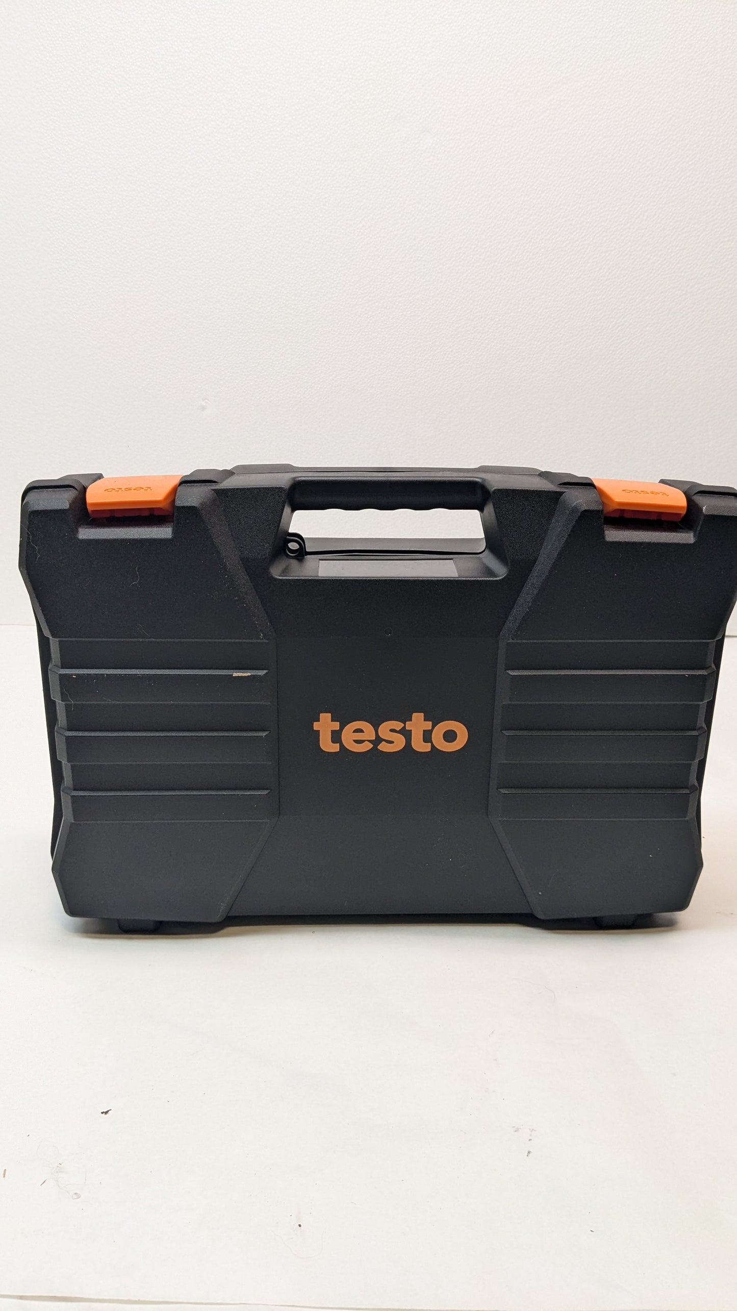 TESTO 557S AC MANIFOLD GAUGE SET – AC RECHARGE KIT WITH 2X TESTO 115I PIPE CLAMP THERMOMETER, 1X TESTO 552I MICRON GAUGE, AND 4X HOSES