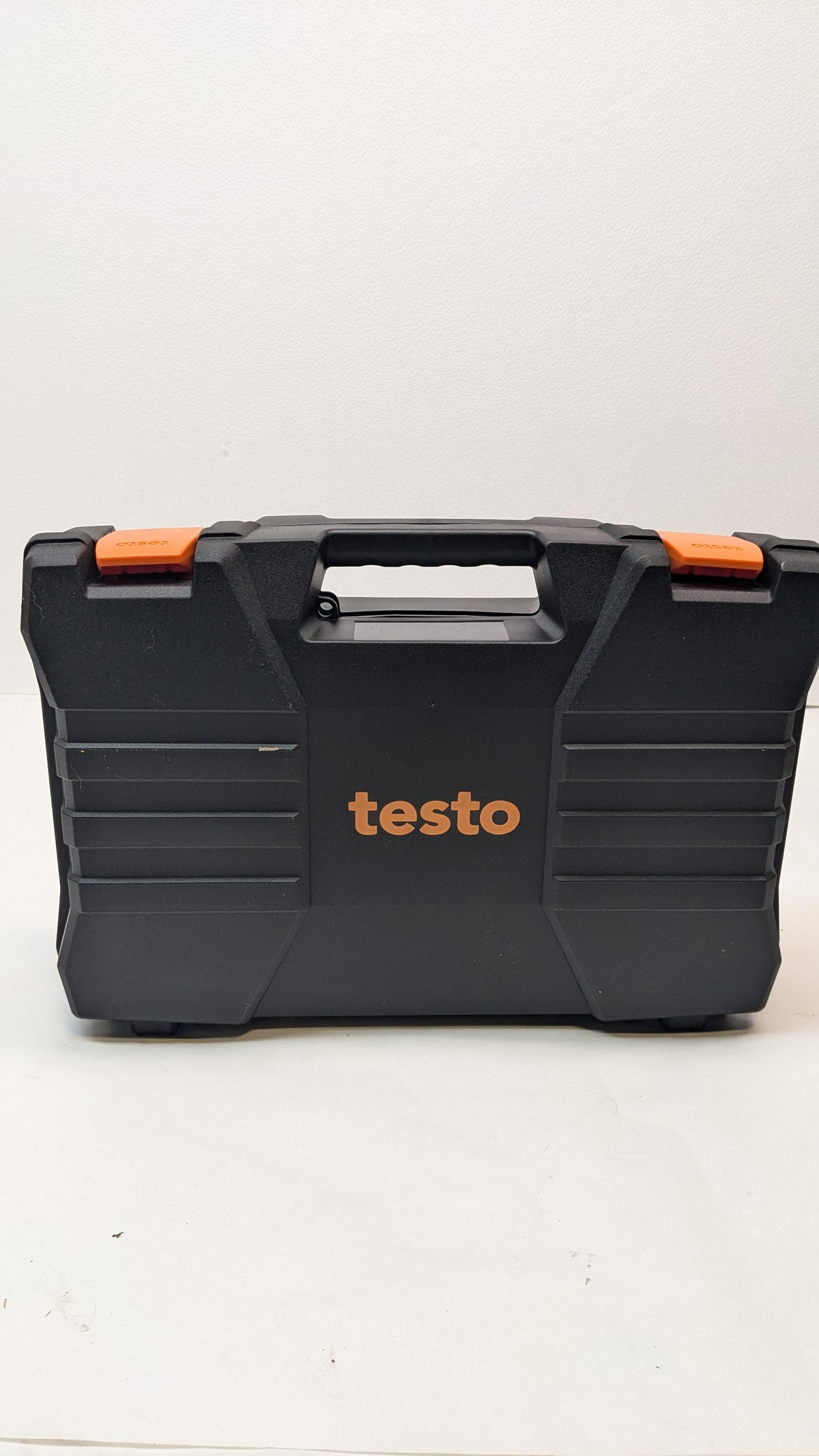 TESTO 557S AC MANIFOLD GAUGE SET – AC RECHARGE KIT WITH 2X TESTO 115I PIPE CLAMP THERMOMETER, 1X TESTO 552I MICRON GAUGE, AND 4X HOSES