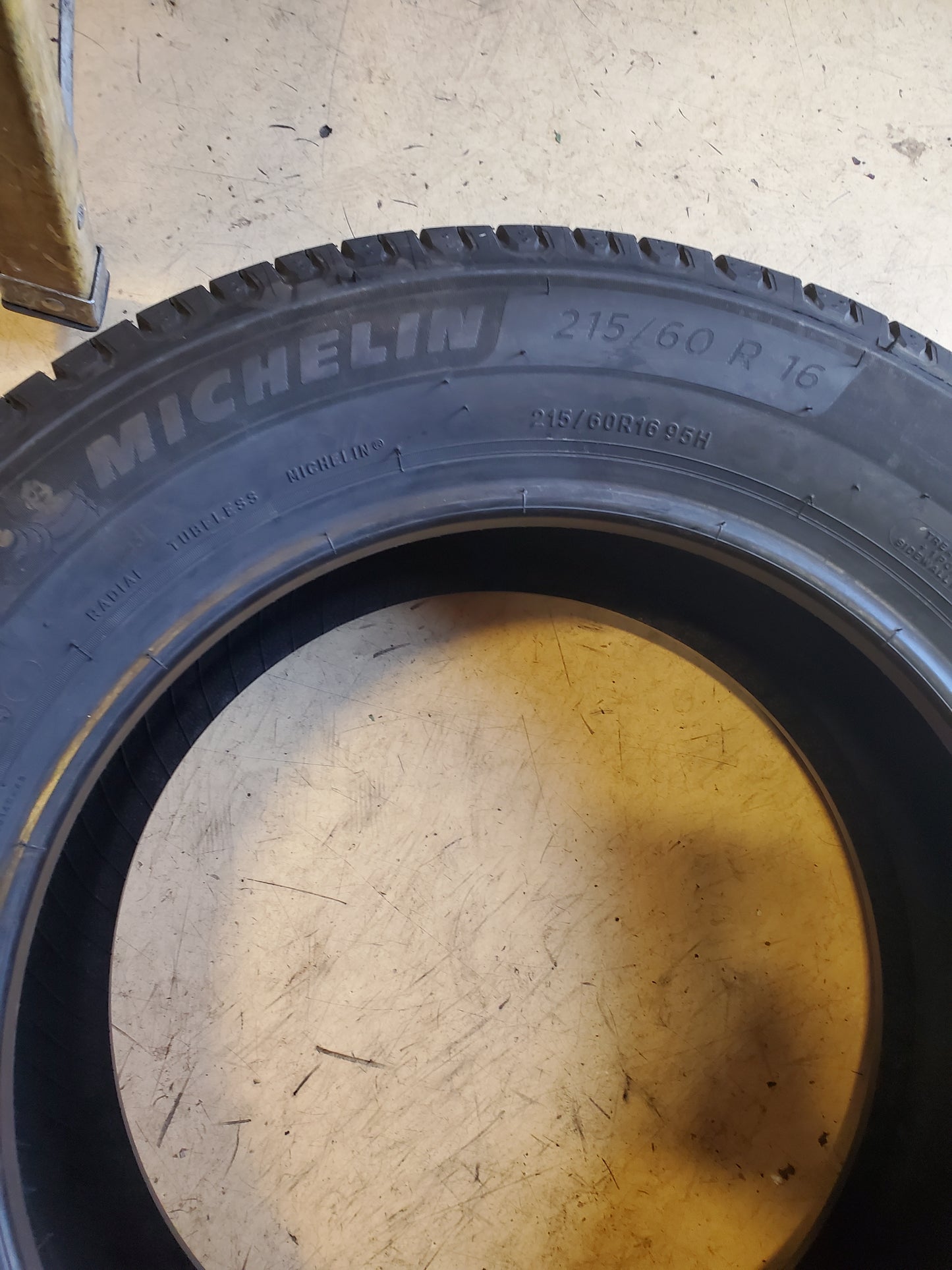 USED 8/32” MICHELIN X TOUR A/S 2 BSW P 215 60 16 95H ALL SEASON TIRE 09028