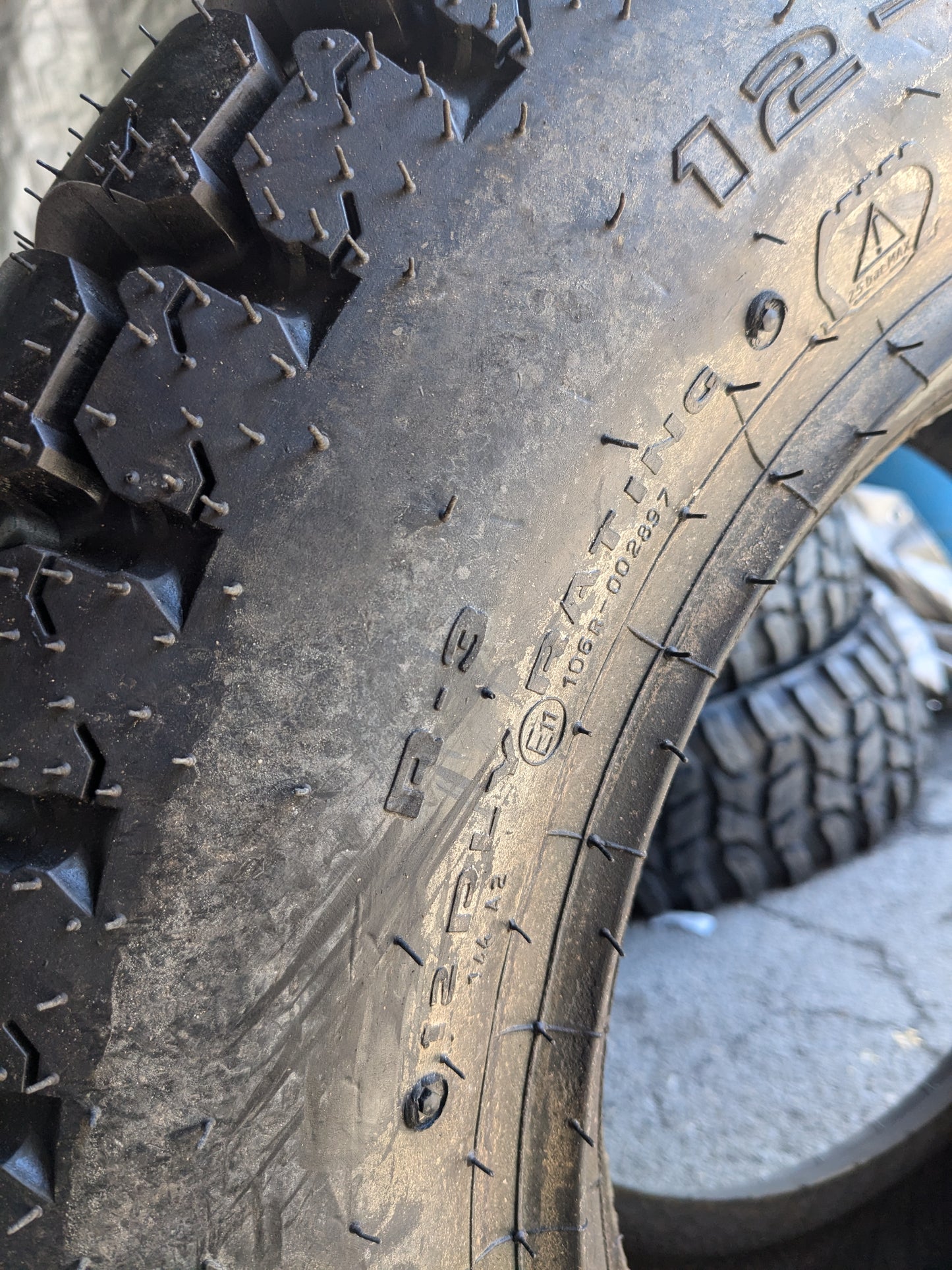 GALAXY MIGHTY MOW R-3 BSW  12 16.5 12PLY LAWN TIRE 135266