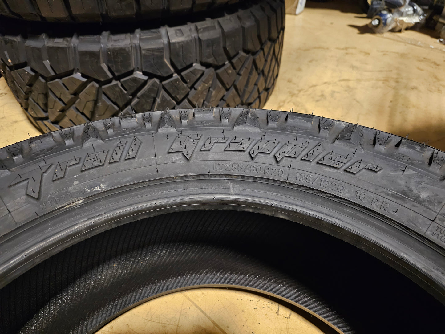 2 NITTO TRAIL GRAPPLER MT BSW LT 285 60 20 125/122Q LRE 10PLY MUD TERRAIN TIRES 374210