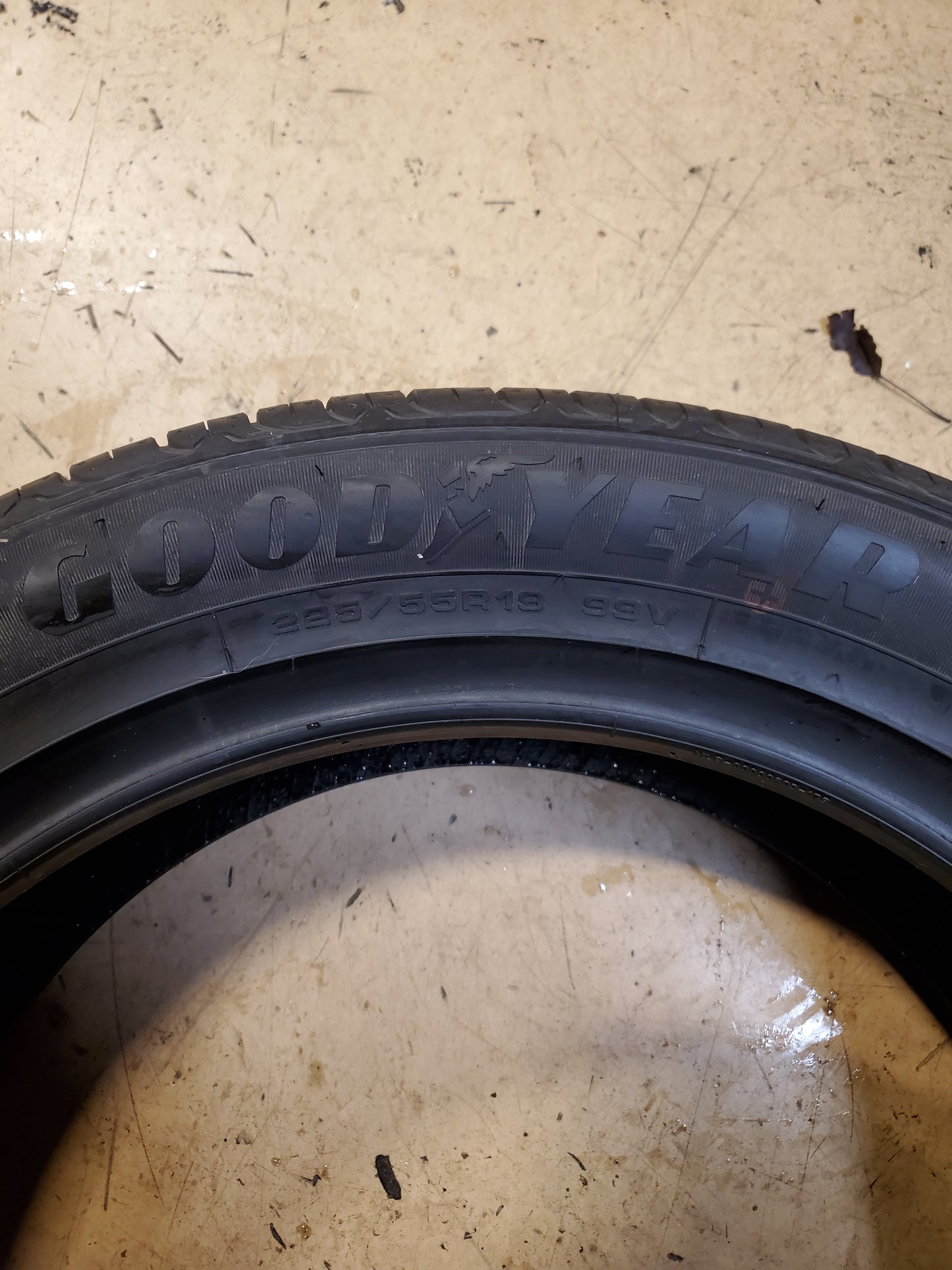 USED 8.5/32” GOODYEAR EFFICIENT GRIP PERFORMANCE SUV P 225 55 19 99V NA1570833