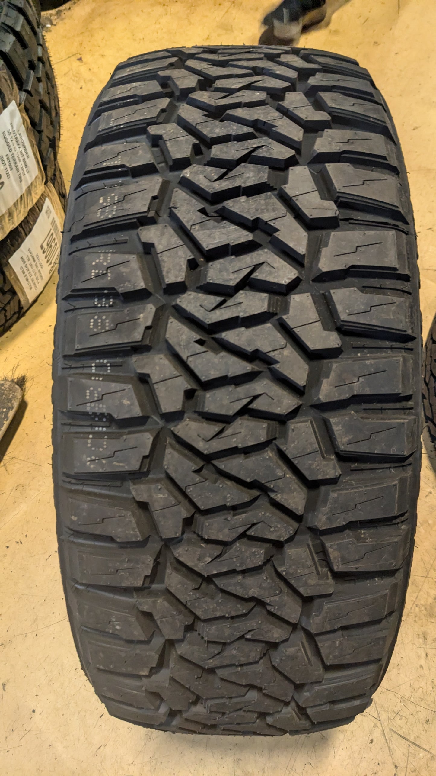 SUMMIT TRAIL CLIMBER RT BSW P 275 55 20 117T XL RUGGED TERRAIN TIRE 1600700