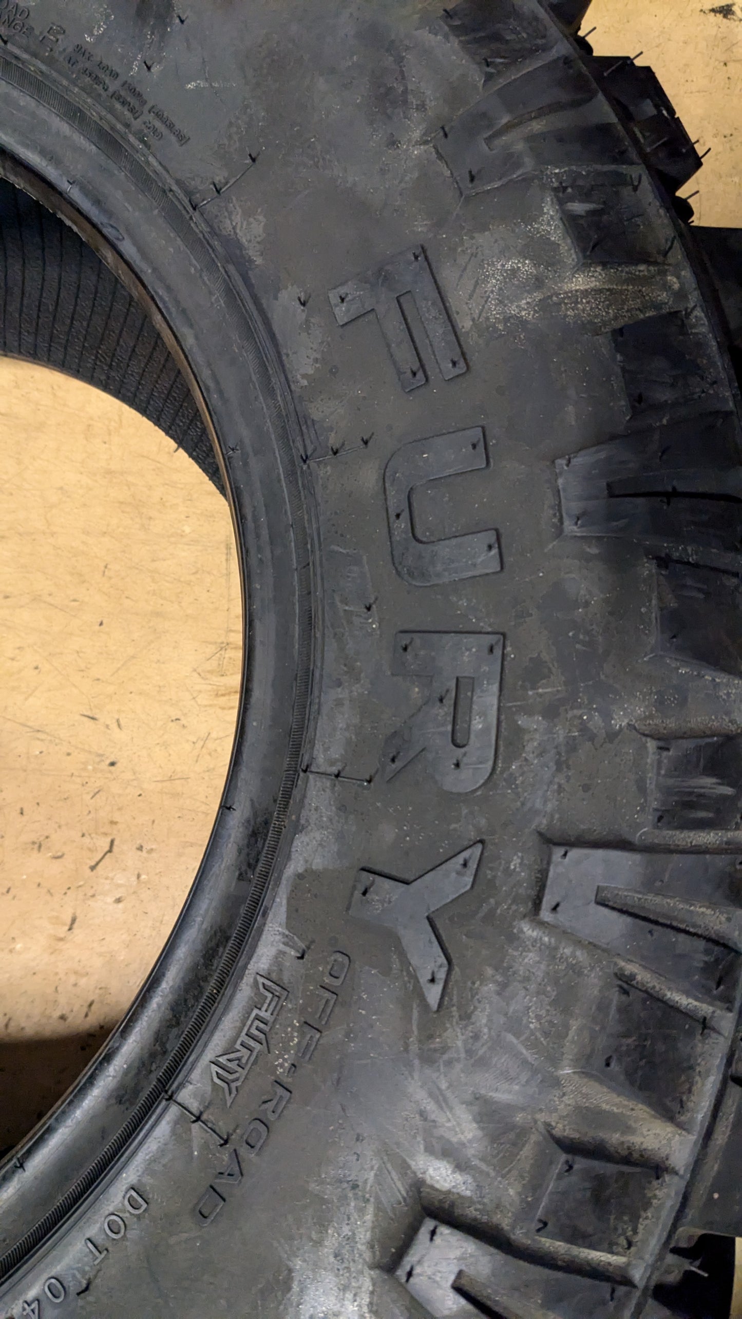 FURY COUNTRY HUNTER M/T BSW LT 33 12.5 17 120Q 10PLY MUD TIRE FCHII33125017A.