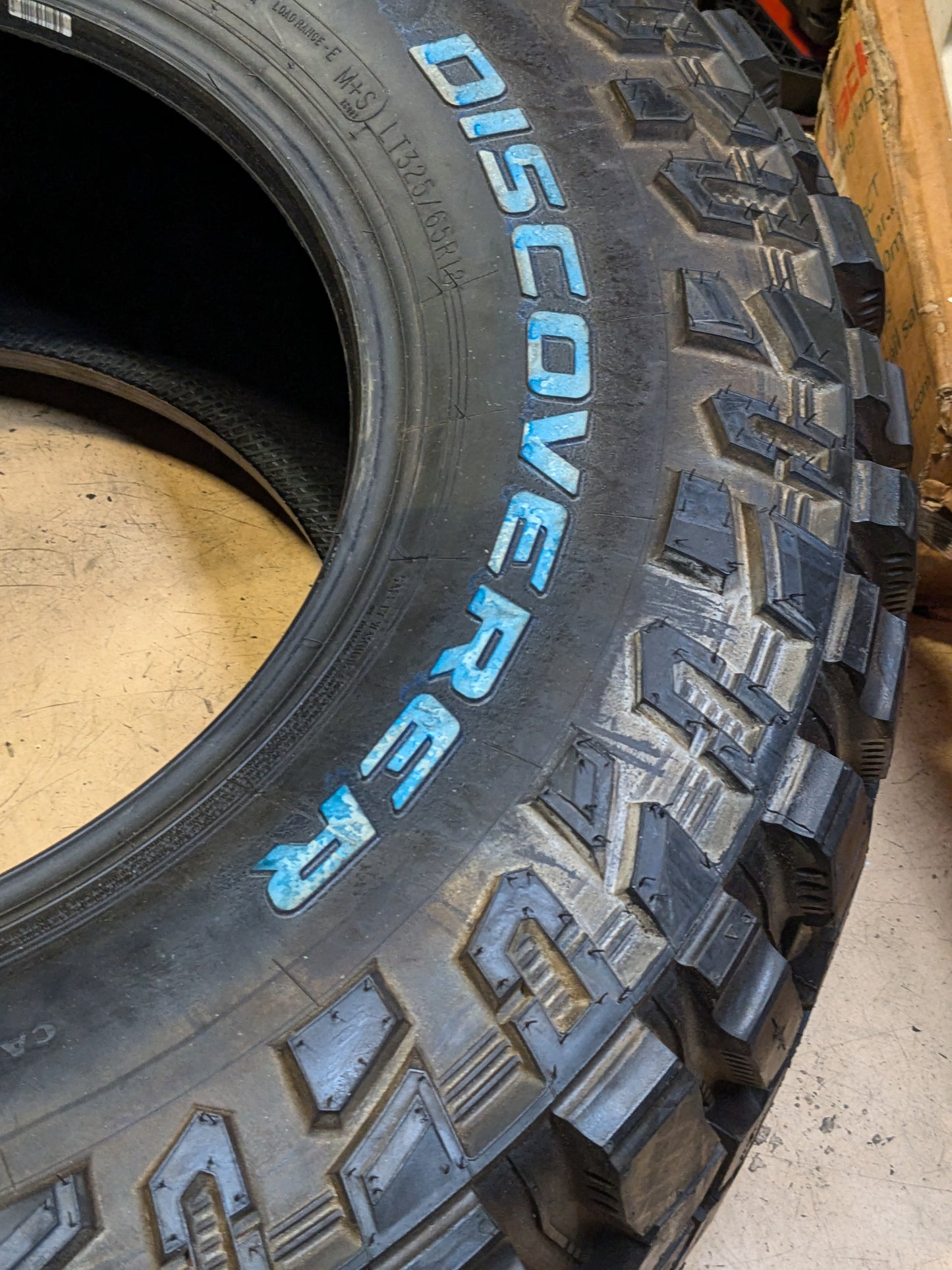 NOS COOPER DISCOVERER STT PRO RWL LT 325 65 18 127/124Q LRE 10 PLY MUD TERRAIN TIRE 170124034