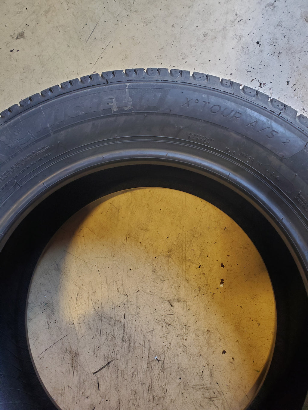 USED 8/32” MICHELIN X TOUR A/S 2 BSW P 215 60 16 95H ALL SEASON TIRE 09028
