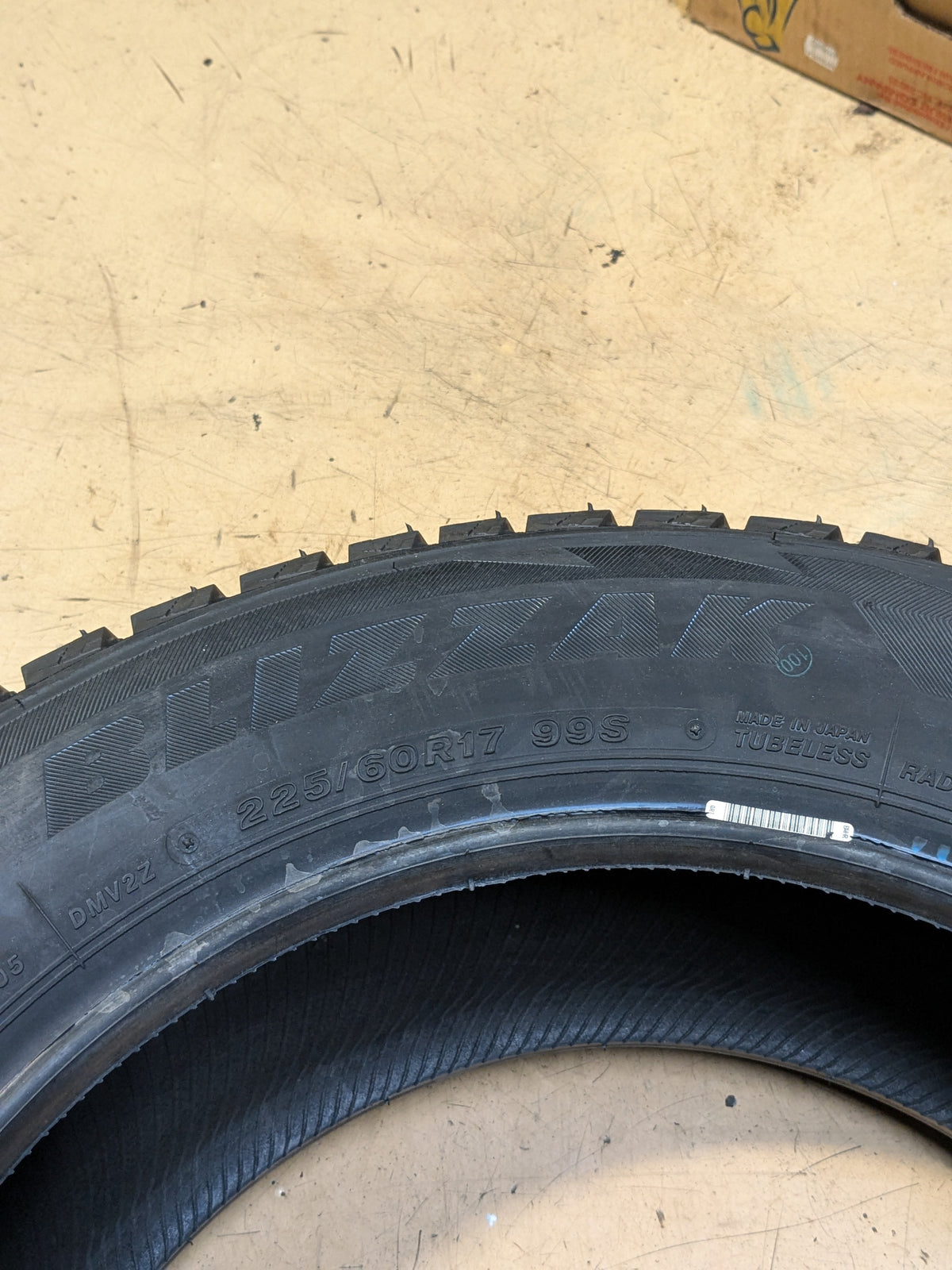 BRIDGESTONE BLIZZAK DM-V2 P 225 60 17 99S SNOW WINTER TIRES 004300
