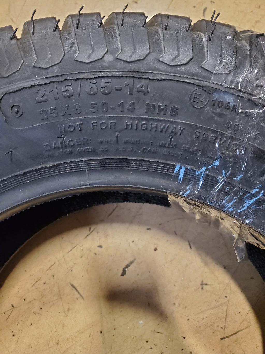 CARLISLE MULTI TRAC C/S BSW 25 8.5 14 90A4 4PLY LAWN TIRE 574339