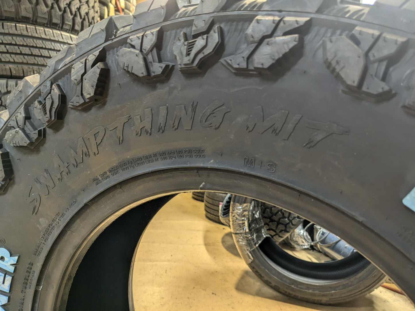 VENOM POWER SWAMPTHING M/T RWL LT 265 70 17 123/120Q MUD TERRAIN TIRE CVPSWMT19