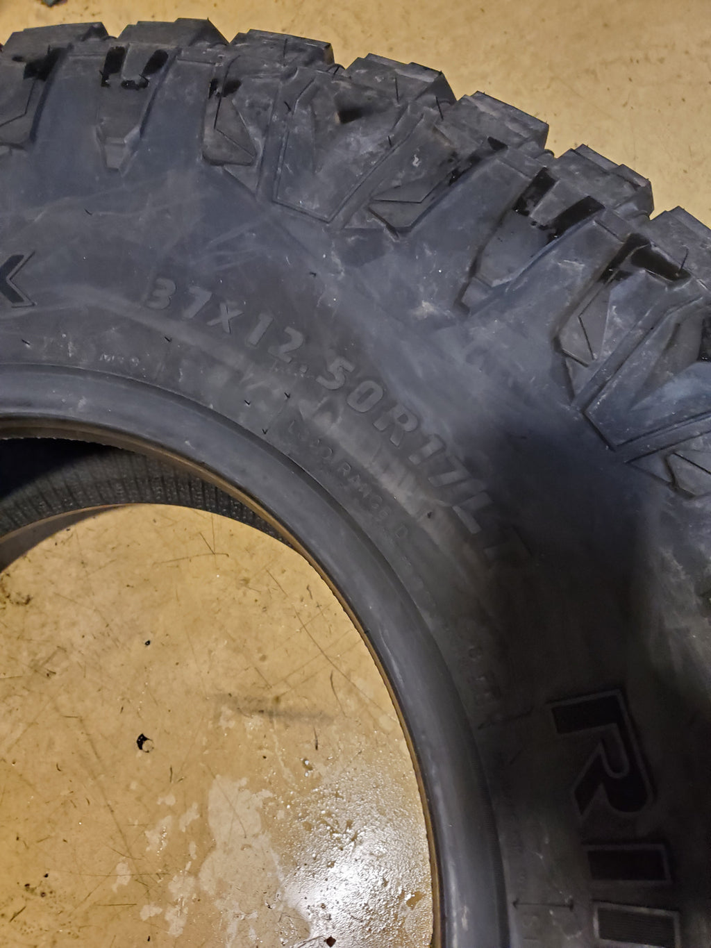 BLACKHAWK RIDGECRAWLER R/T LT 37 12.5 17 124Q 8PLY RUGGED TERRAIN TIRE 1600468K