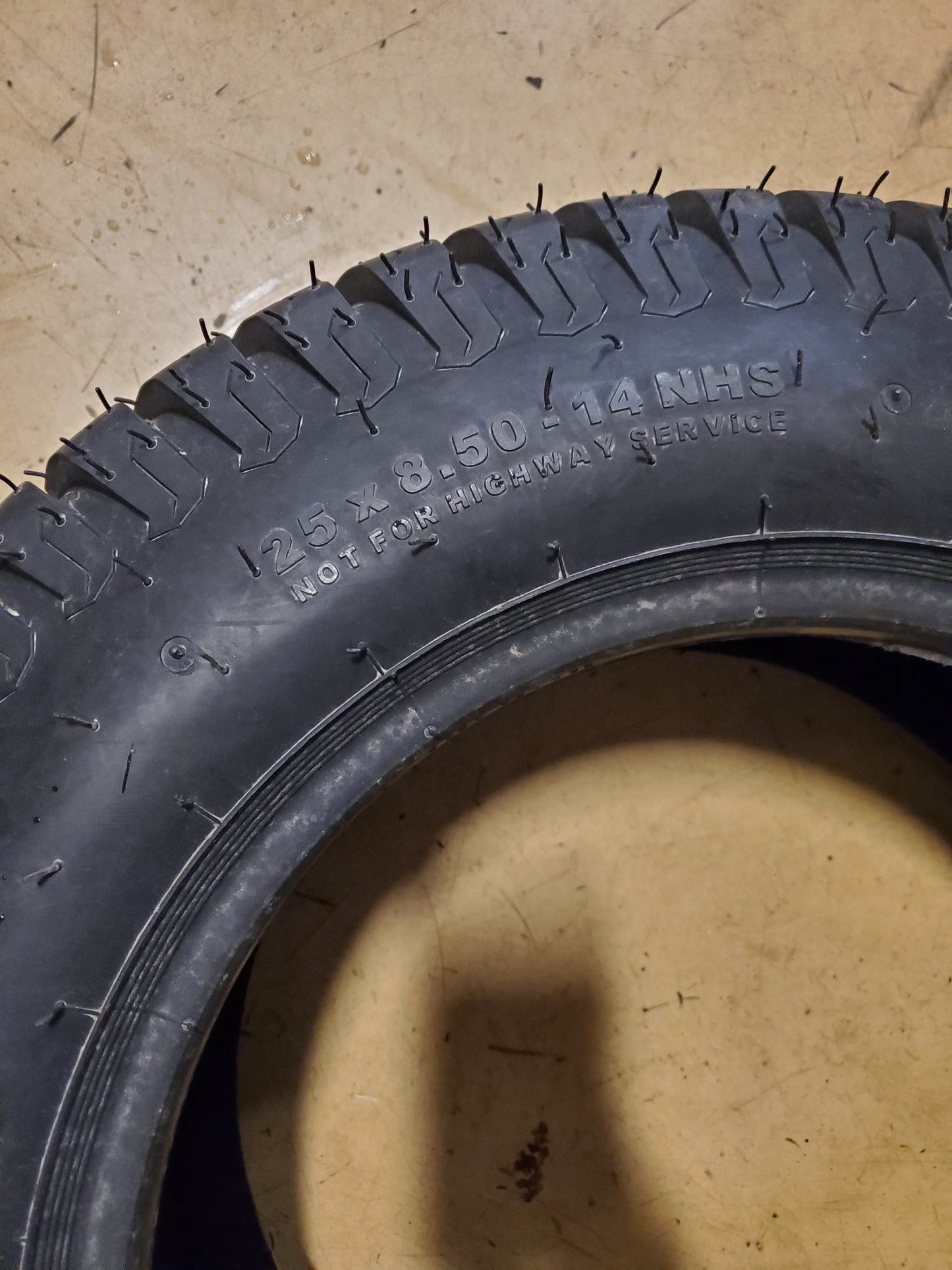 CARLSTAR MULTI TRAC C/S BSW  25 8.5 14 4PLY LAWN TIRE 574339