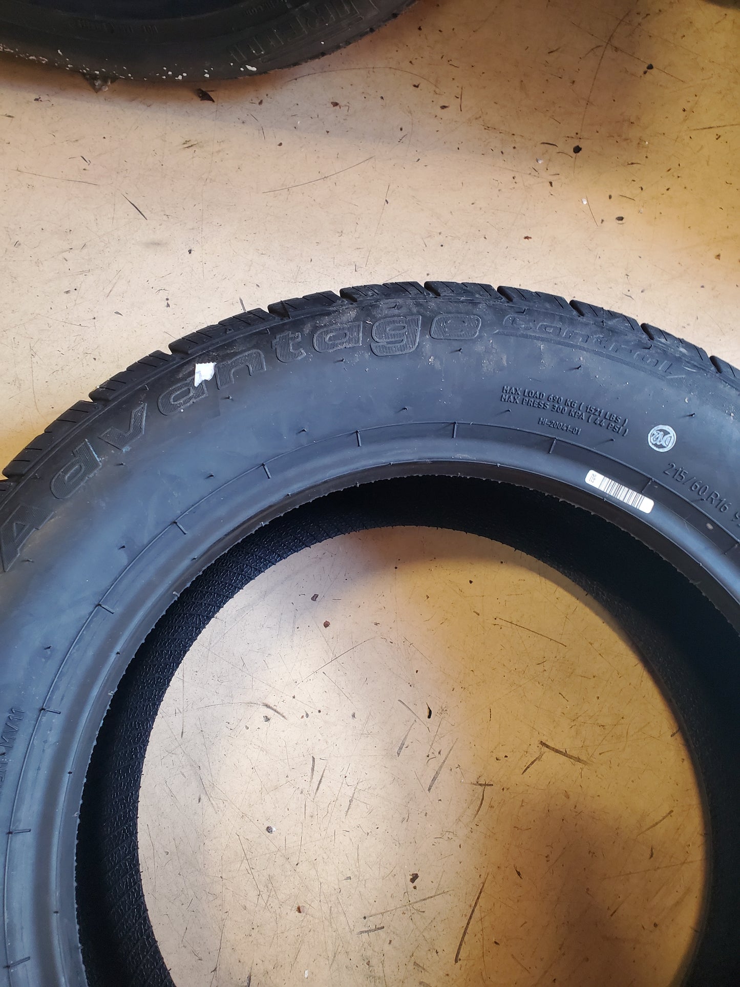 BFGOODRICH ADVANTAGE CONTROL ALL SEASON BSW P 215 60 16 95V TIRE 53186