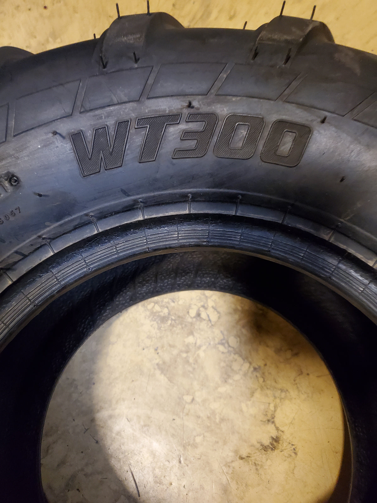 NOS CARLISLE WT300 100A3 BSW 26 12 12 NHS 4PLY FARM TIRE 570042