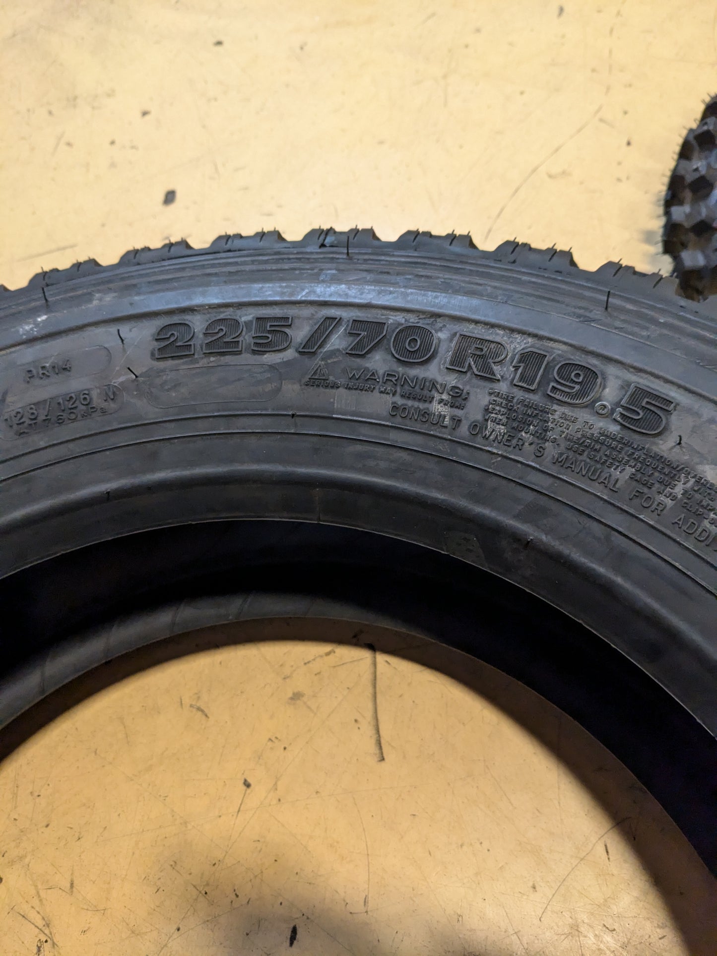MICHELIN XDS2 225 70 19.5 128/126N 14PLY DRIVE AXLE TIRE 24975