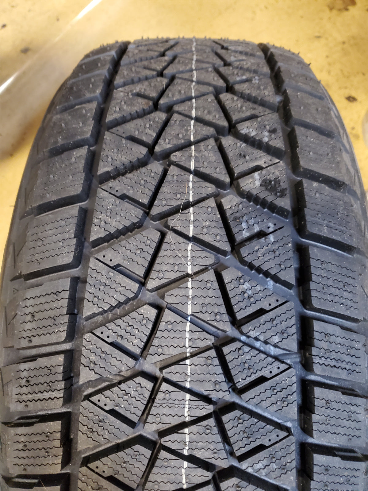 BRIDGESTONE BLIZZAK DM-V2 BSW P 265 50 20 107T WINTER TIRE 016032
