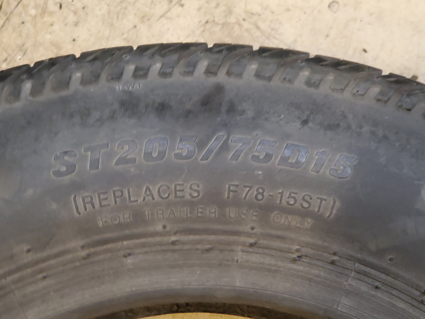 USED 10/32’’ CARLISLE SPORT TRAIL BSW 205 75 15 6PLY TRAILER TIRE 5193381