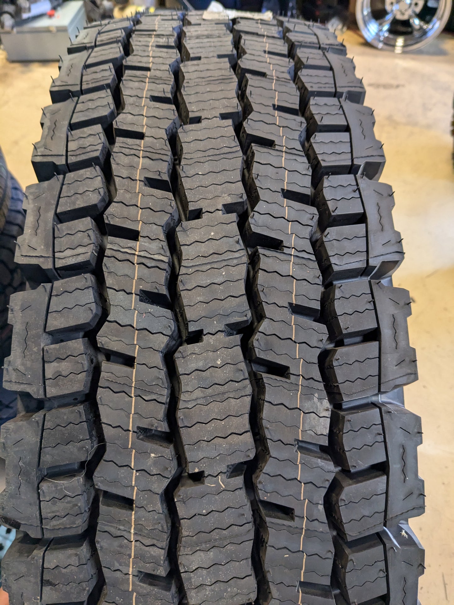 MICHLEIN XDN2 275 80 22.5 144/141L LRG 14 PLY A/W BUS TIRE 63465
