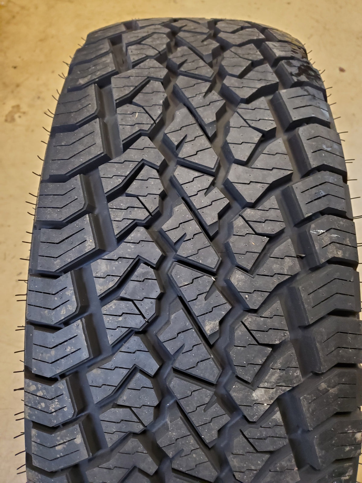 APLUS SHREDDER AT BSW LT 275 65 18 123/120S 12PLY ALL TERRAIN TIRE 20000111