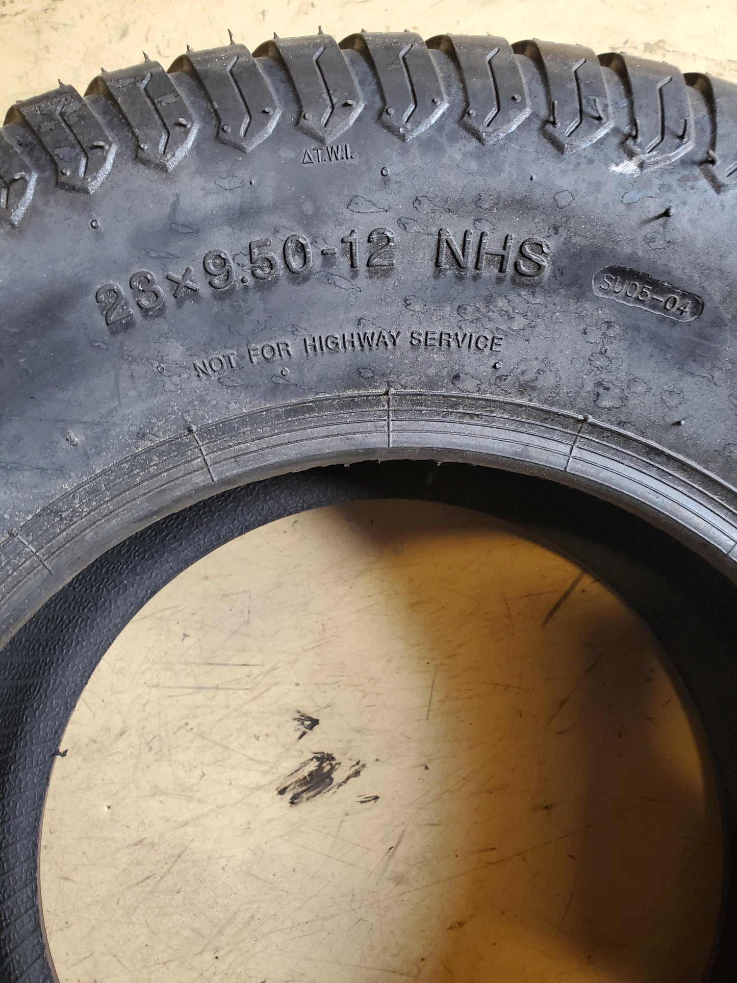 HI-RUN SU05 BSW 23 9.5 12 2PLY LAWN TIRE WD1058