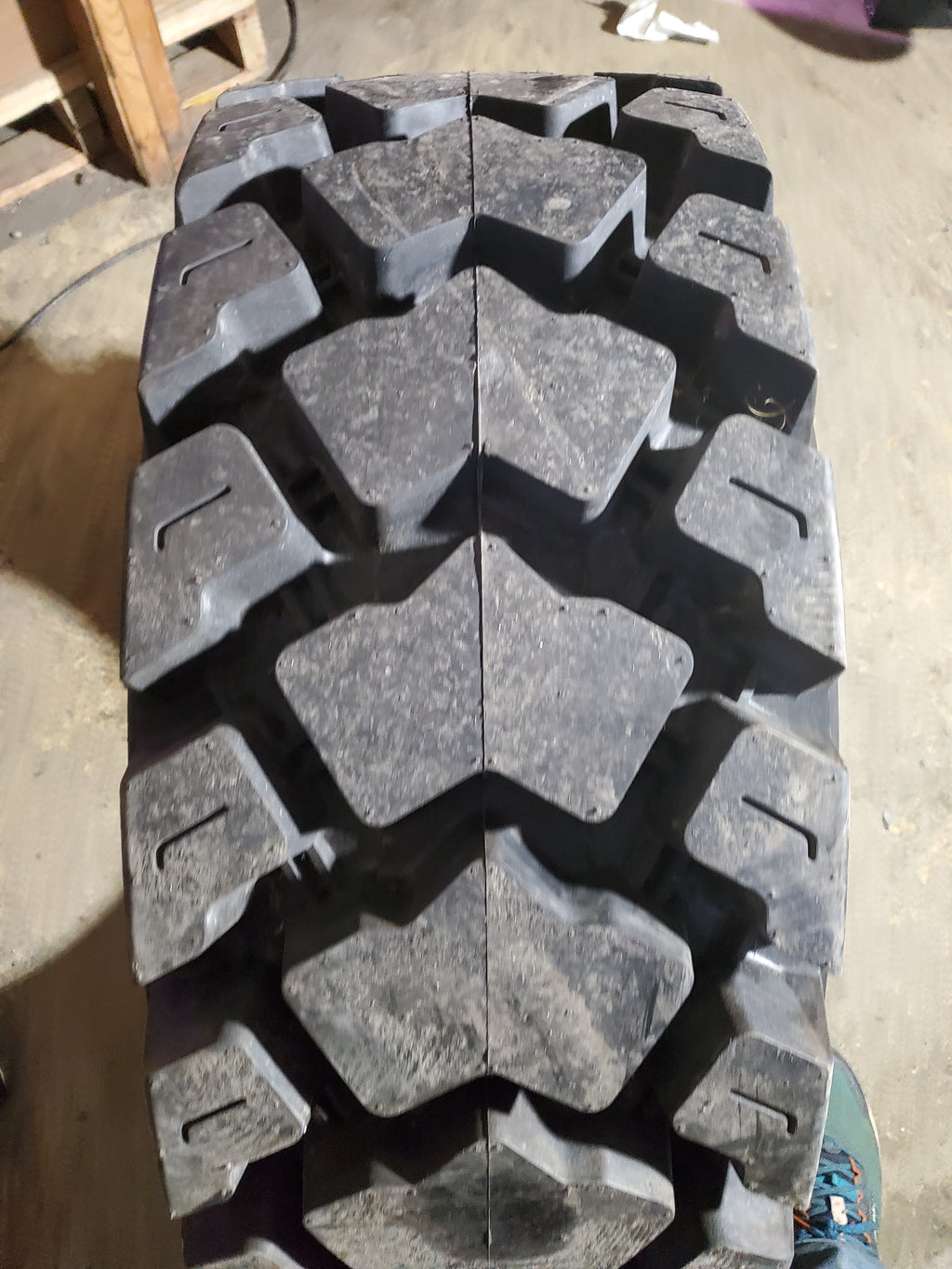 NOS CARLSTAR GROUND FORCE 400 MX BSW  12 16.5 147A2 14PLY SKIDSTEER TIRE 6X17073