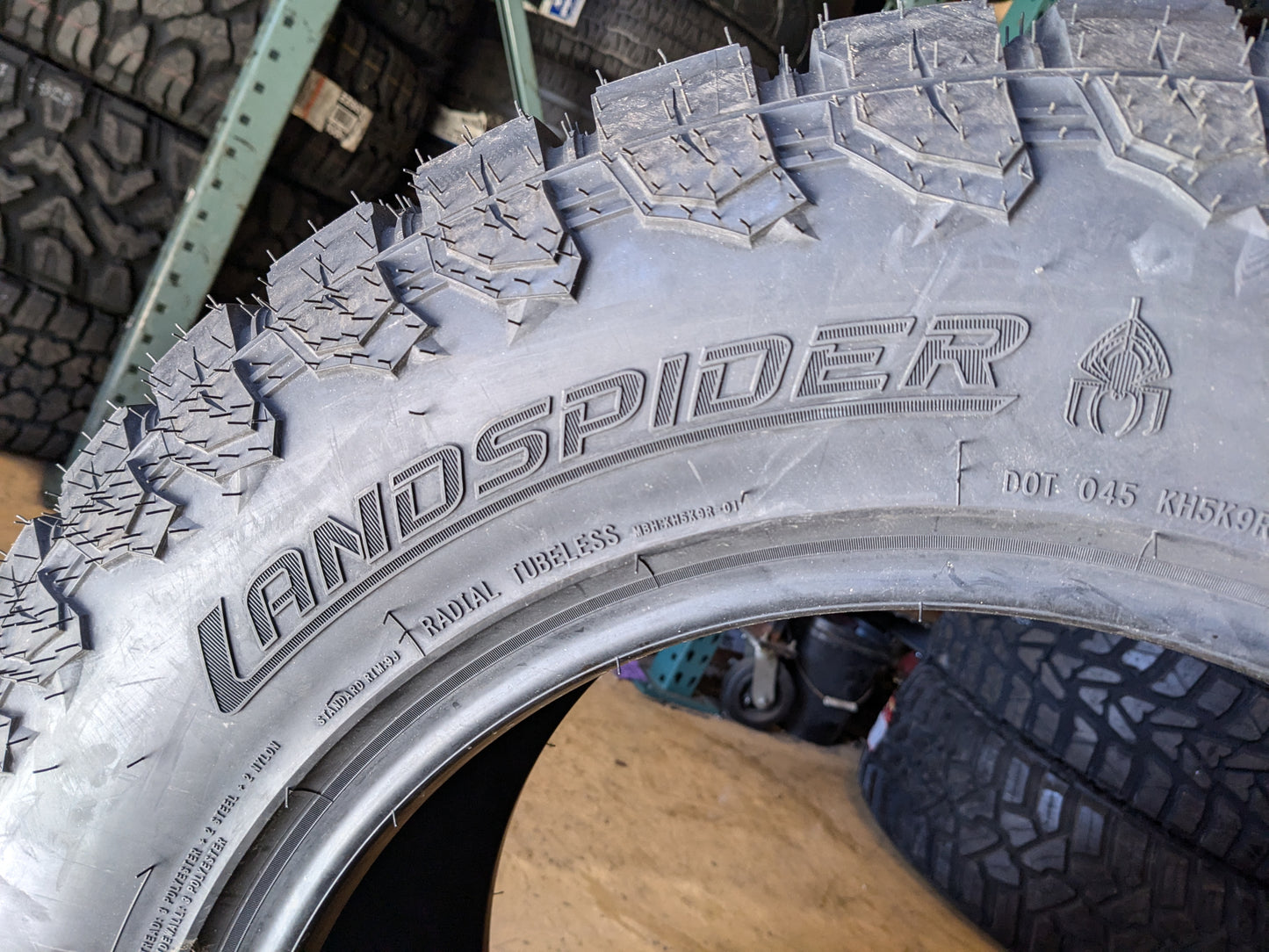 LANDSPIDER WILDTRAXX R/T BSW LT 305 60 18 121/118S E RUGGED TERRAIN TIRE FRT003