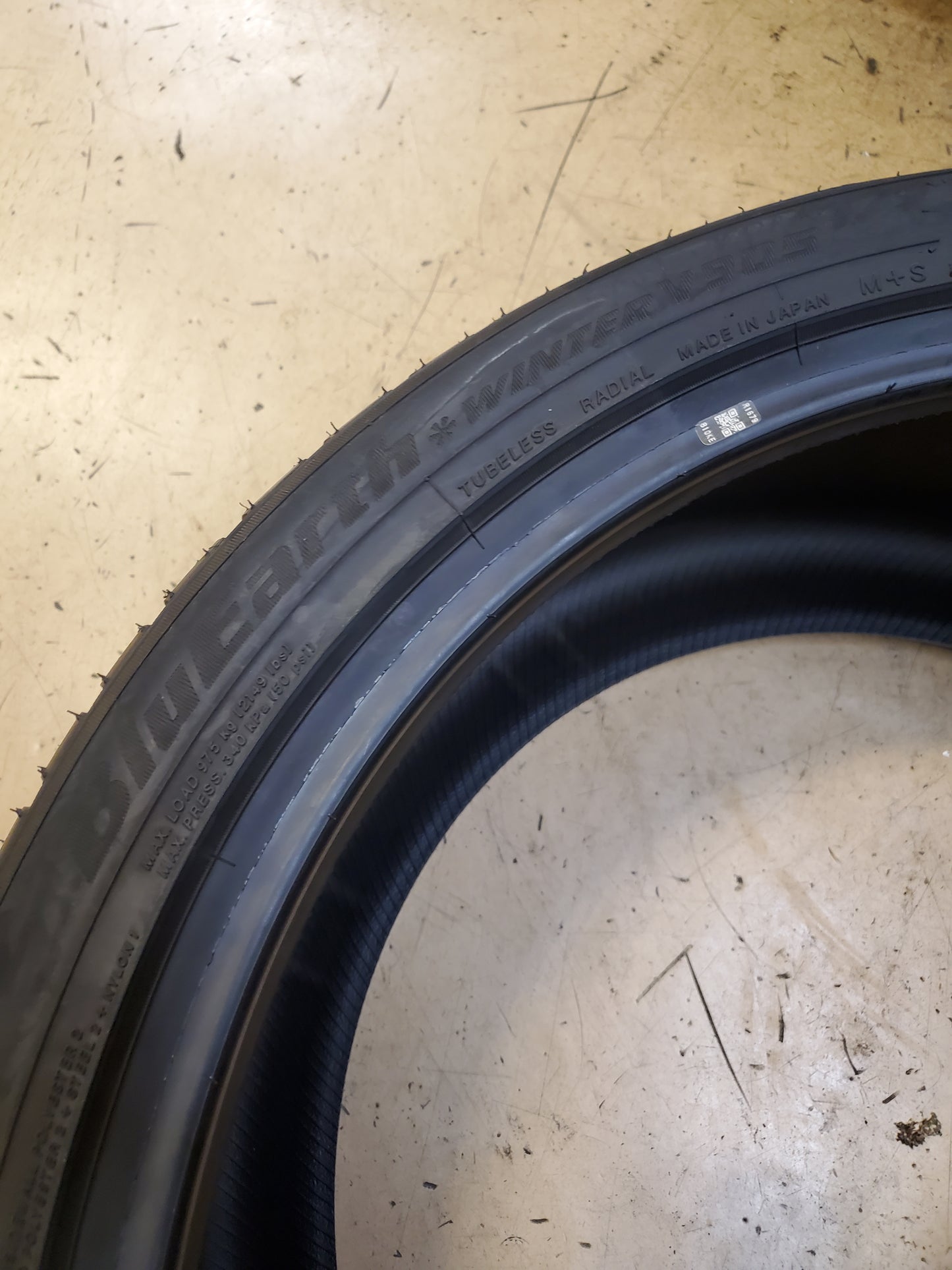 NOS YOKOHAMA BLUEARTH WINTER V905 BSW P 295 35 21 107V XL WINTER TIRE 110190664