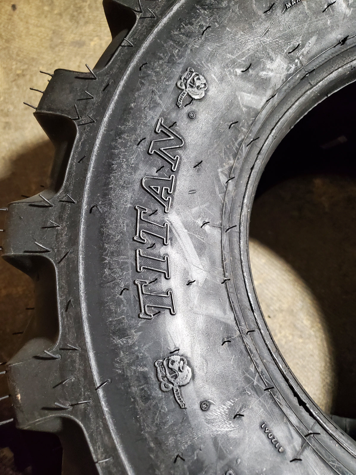 TITAN TRAC LOADER BSW  26 12 12 100G 4PLY TRACTOR TIRE 412361