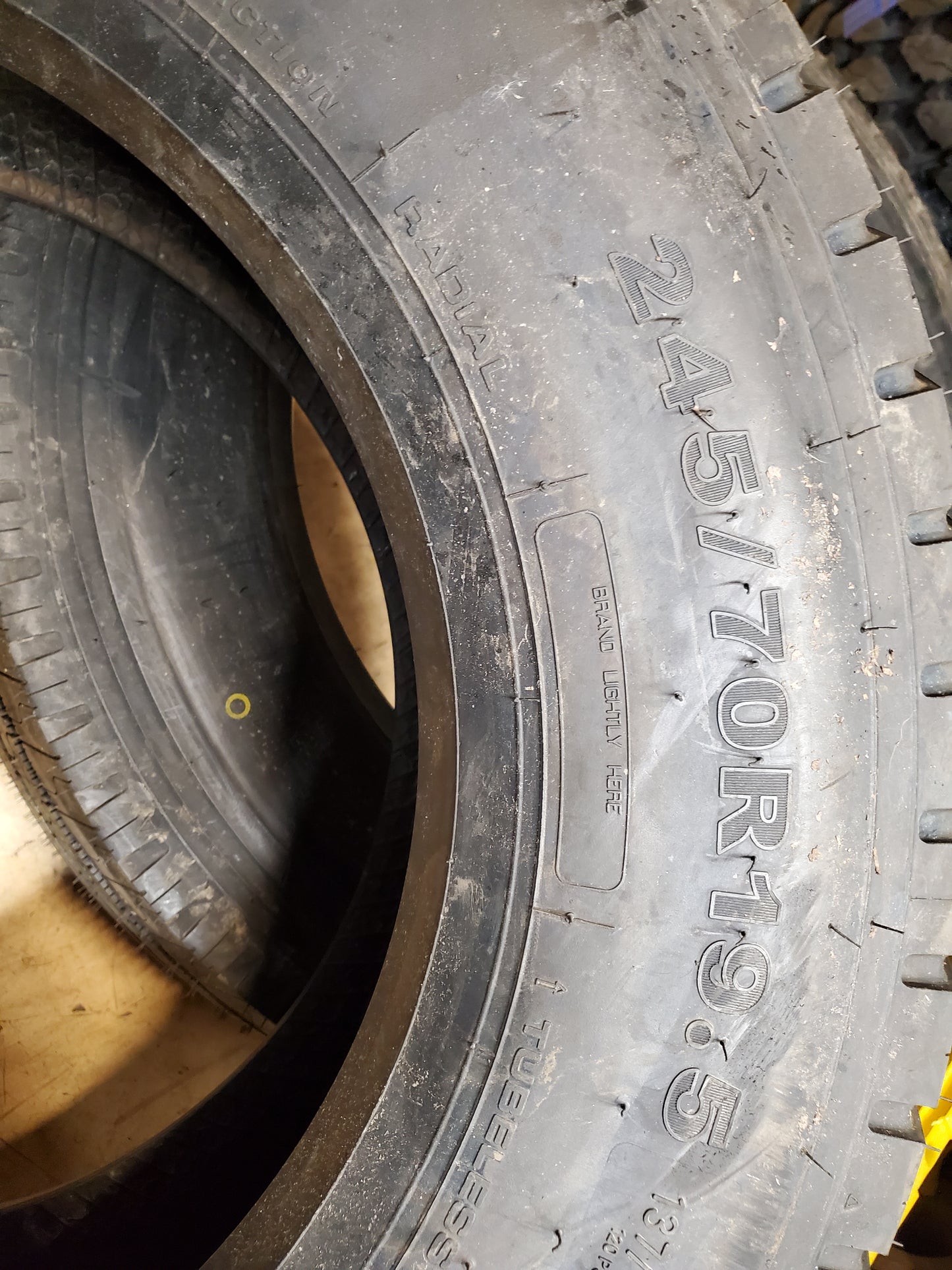 KUMHO KRD50 BSW P 245 70 19.5 137/135M 16PLY DRIVE TIRE 2141483