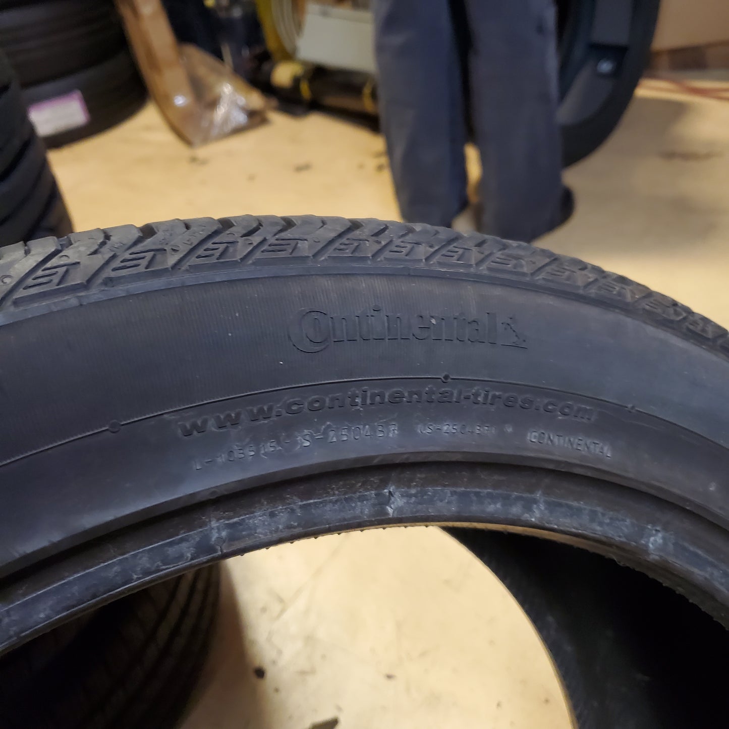 USED 8/32” OF 10/32” CONTINENTAL CROSSCONTACT LX SPORT (AO) AUDI P 285 40 22 110H XL HIGHWAY A/S TIRE 15504750000