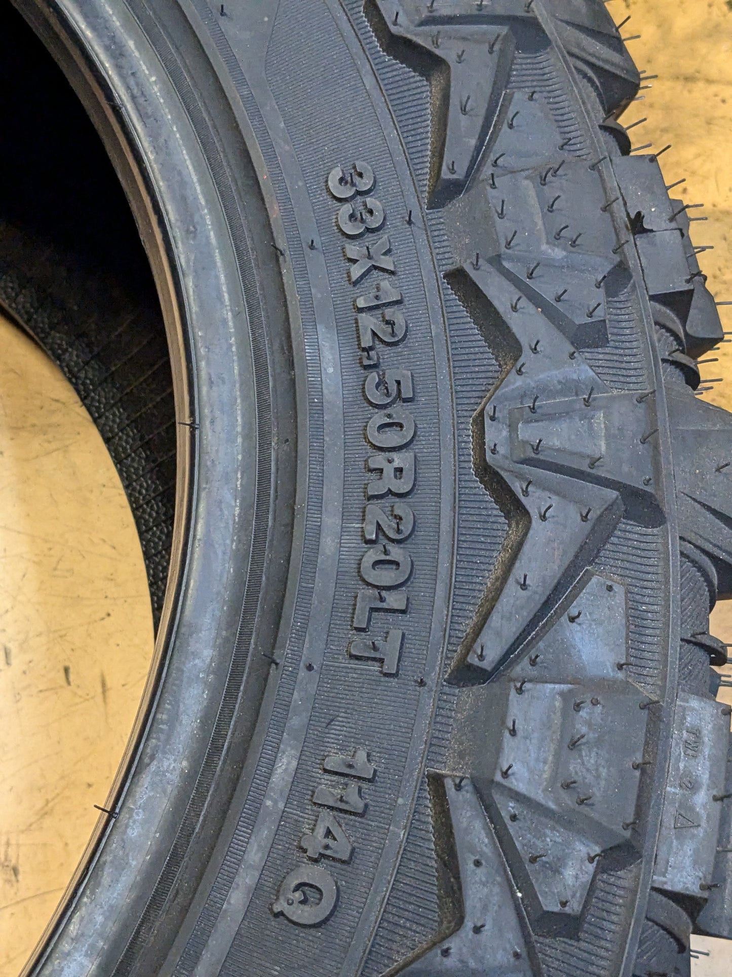 RADAR RENEGADE X LT 33 12.5 20 114Q LRE 10PLY MUD TERRAIN TIRE RACSTH0043