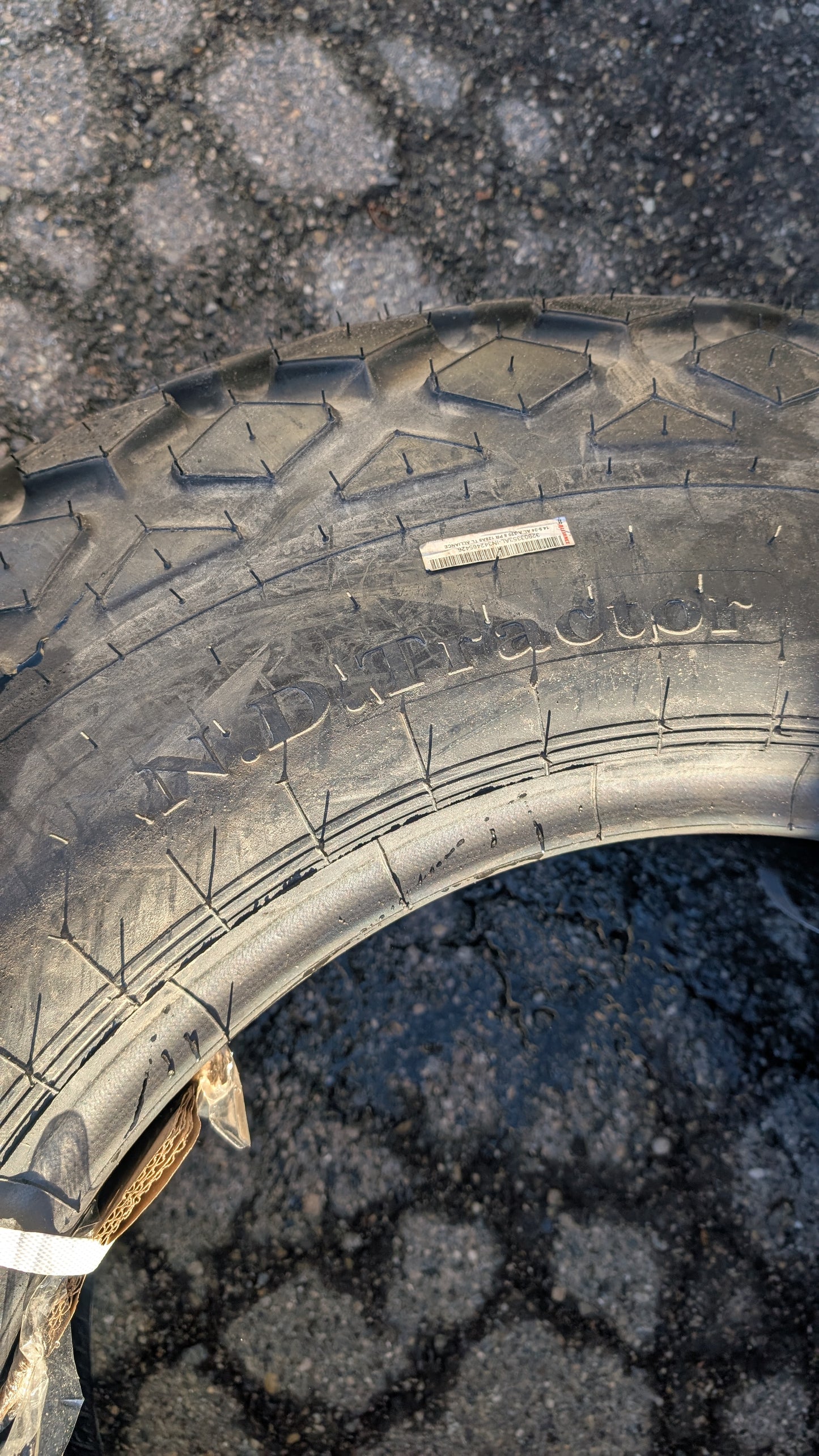 ALLIANCE NDTRACTOR 128A8 BSW 14.9 24 8PLY FARM TIRE 32903353