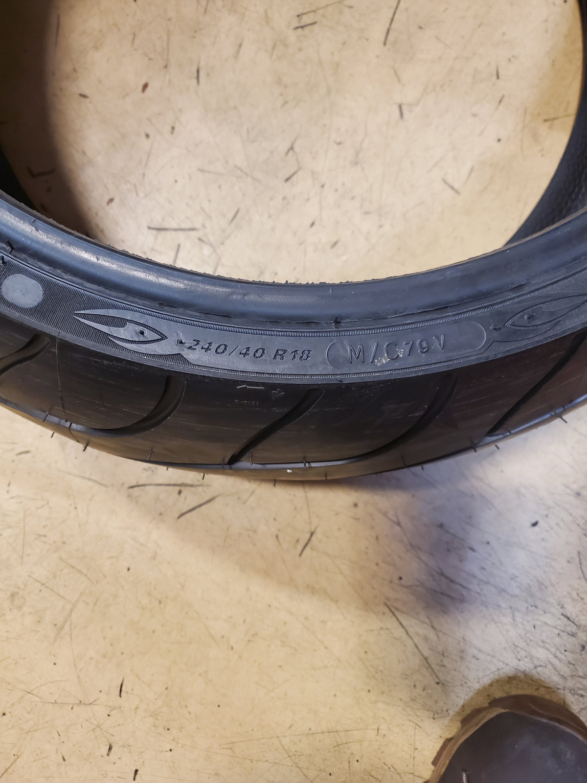 MICHELIN COMMANDER II BSW 240 40 18 79V REAR MOTORCYCLE TIRE 596934