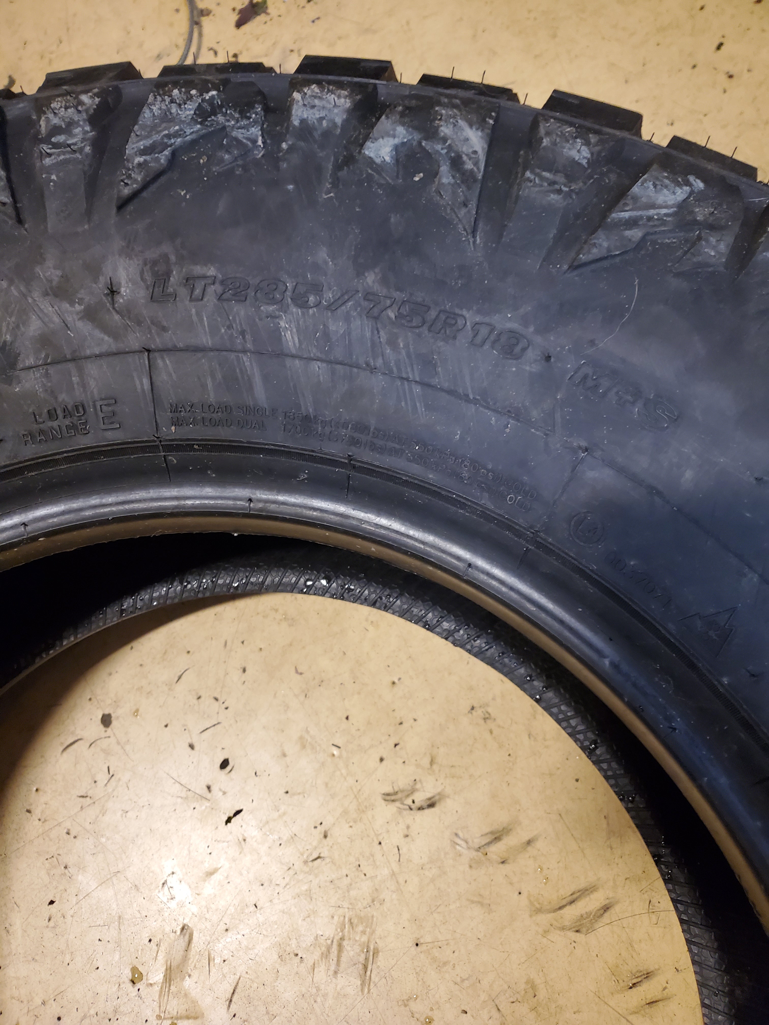2 MAXXIS RAZR AT-811 BSW LT 285 75 18 129/126S 10PLY ALL TERRAIN TIRE TL00070200