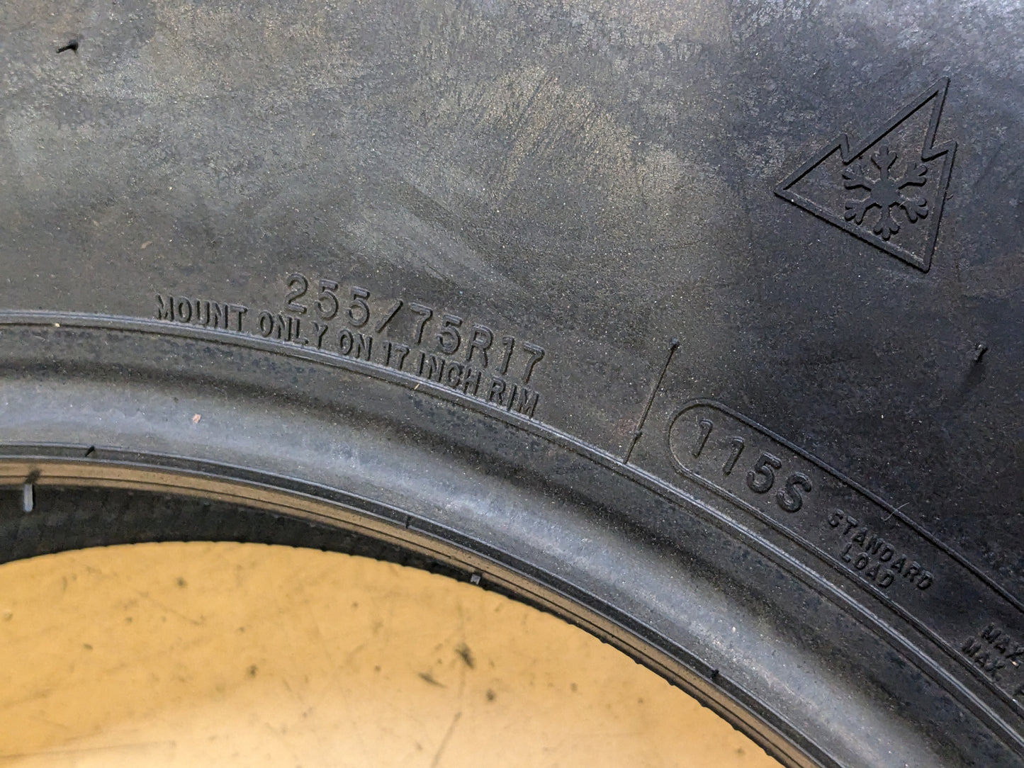 NEW OLD STOCK COOPER DISCOVERER A/TW P 255 75 17 115S SL ALL WEATHER TIRE 90000022206