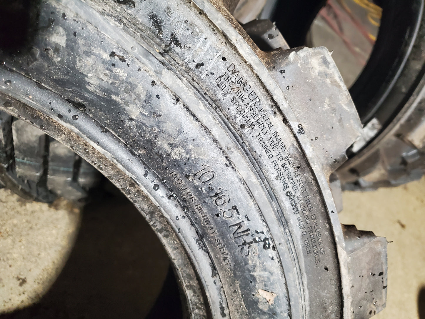 CARLISLE GROUNDFORCE 400 ULTRA BSW  10 16.5 10PLY INDUSTRIAL TIRE 6X17813