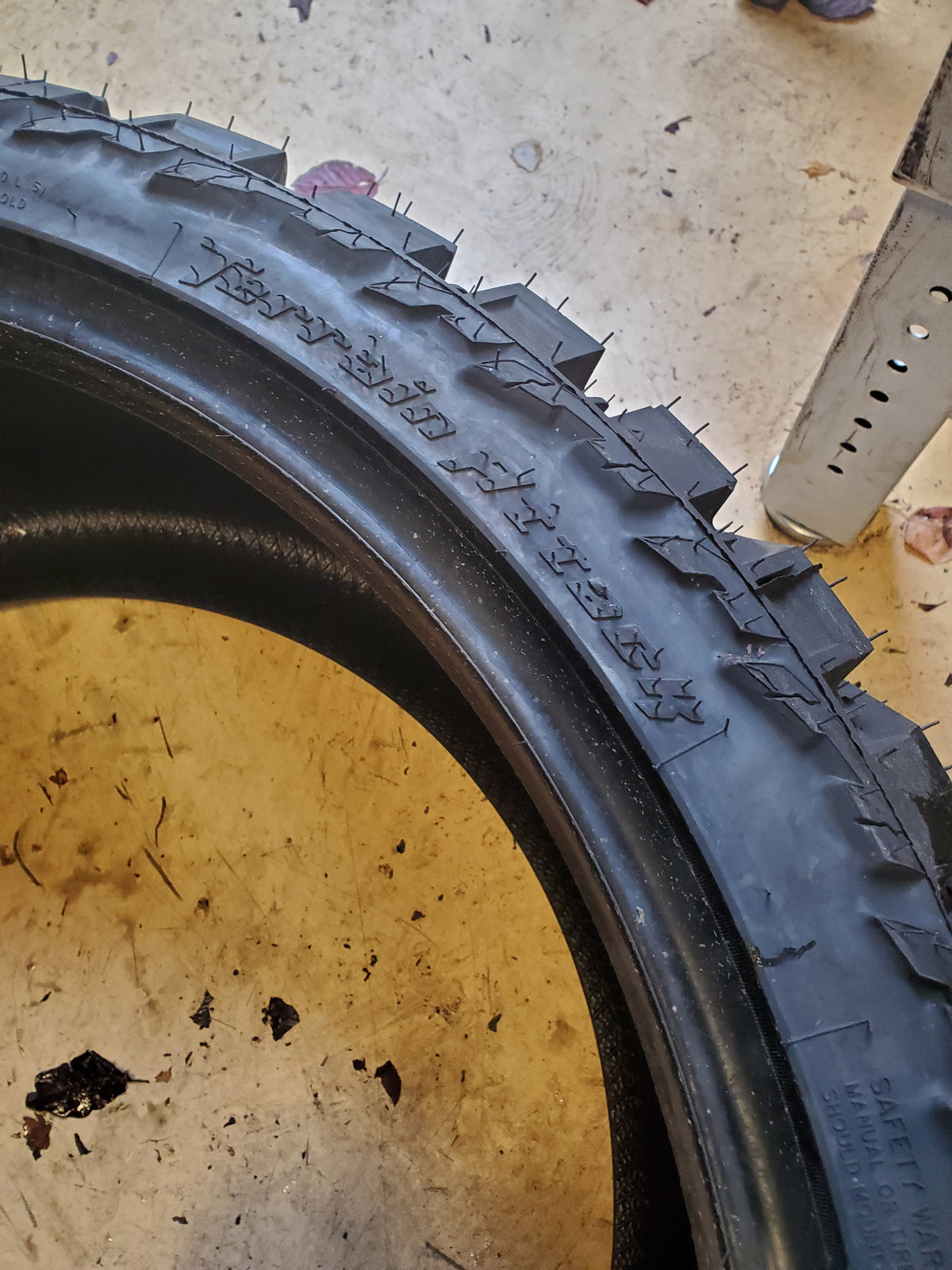 AMP TERRAIN ATTACK M/T A LT 33 13.5 24 121Q 12PLY MUD TIRE 33135024AMPCM2F