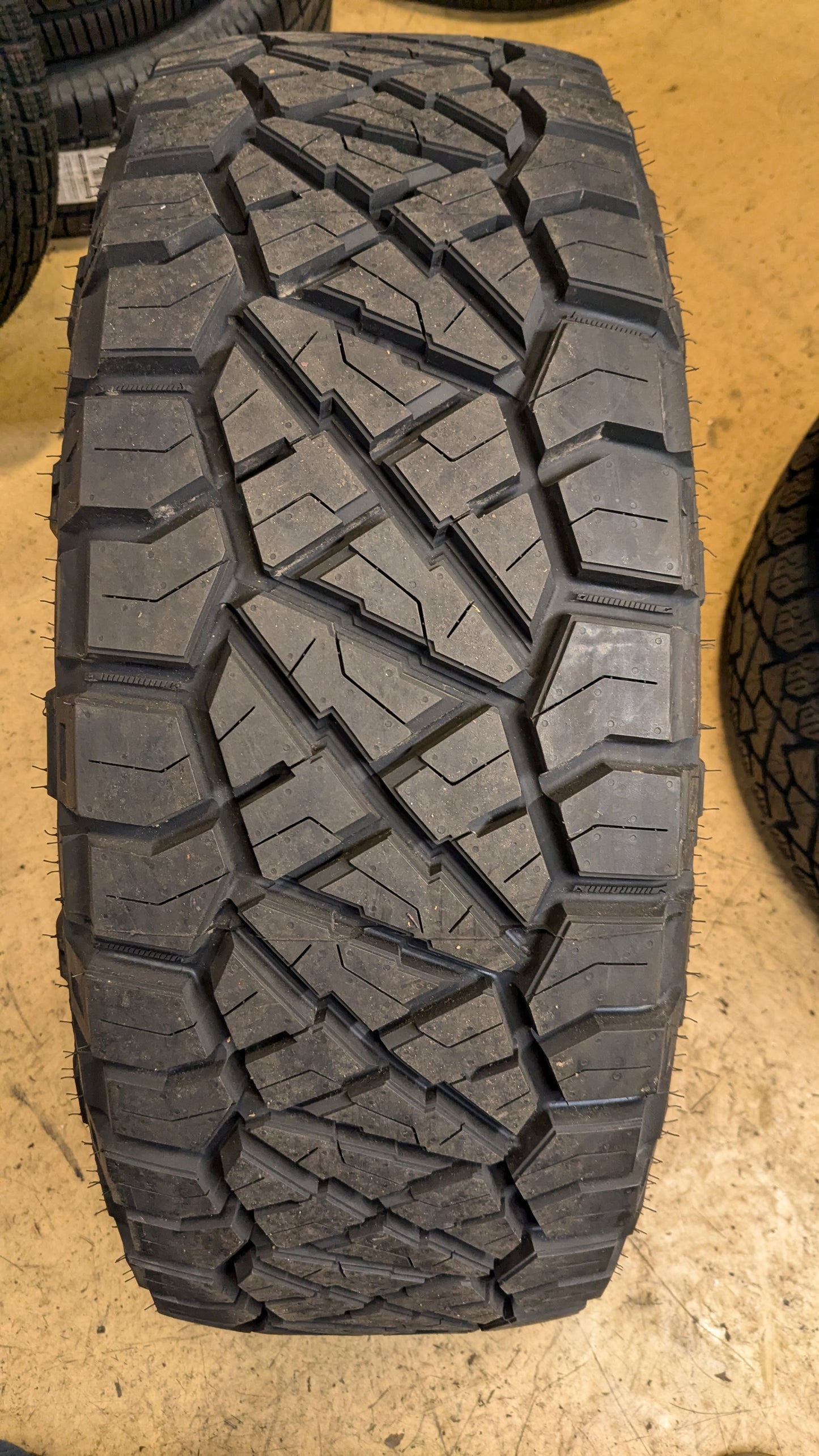 FURY COUNTRY HUNTER R/T BSW LT 35 12.5 22 117Q 10PLY RT35125022A