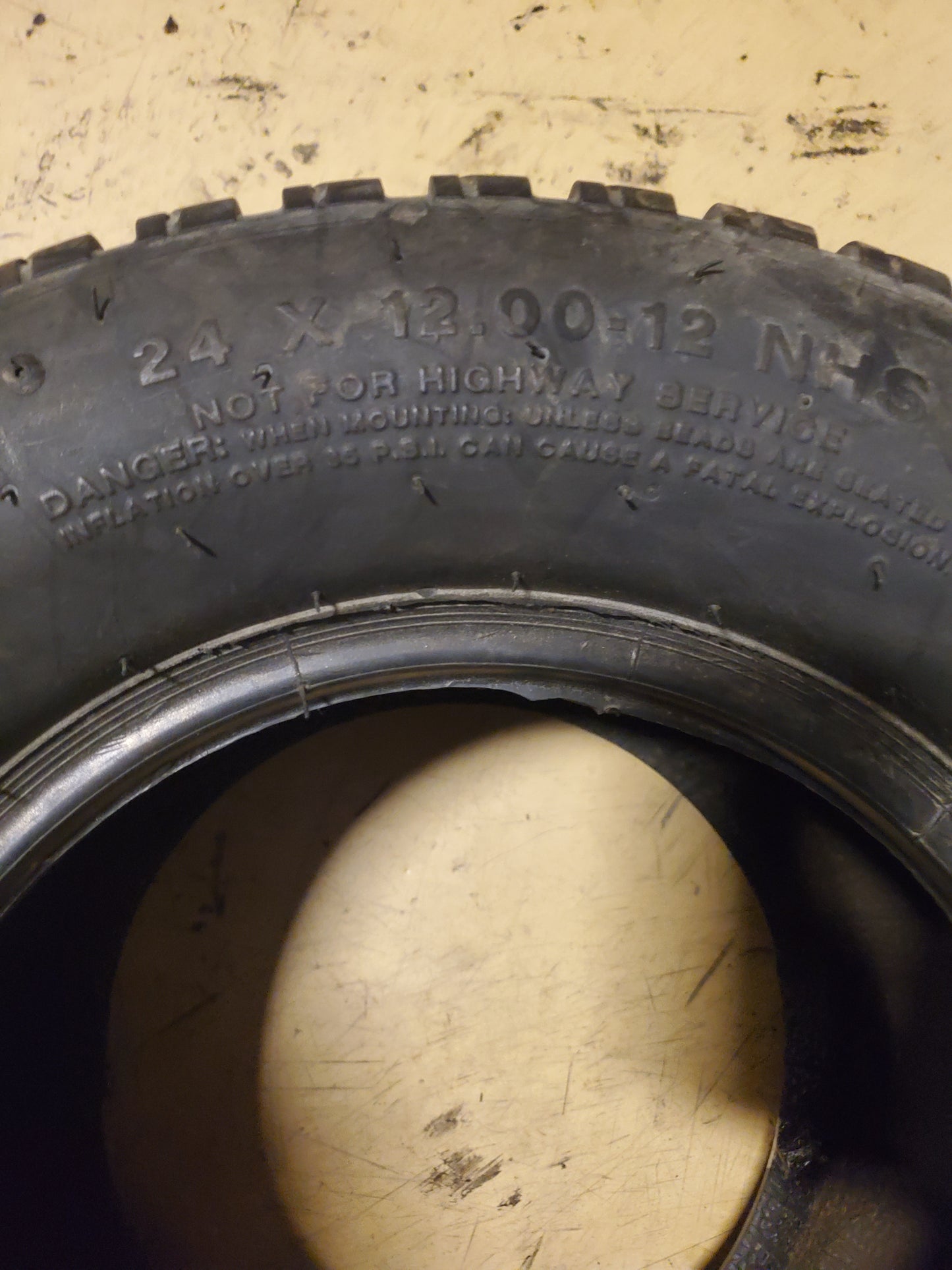 NOS CARLSTAR TURF TRAC R/S 109A3 BSW 24 12 12 6PLY LAWN TIRE 575390